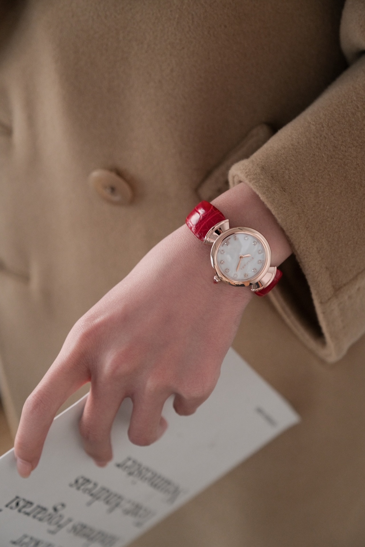 Bvlgari 意大利著名奢华珠宝品牌宝格丽推出这款珠宝腕表极具女性气质 精美雅致 呈现卡拉卡拉大浴场大理石的色彩和扇形马赛克迷人曲线