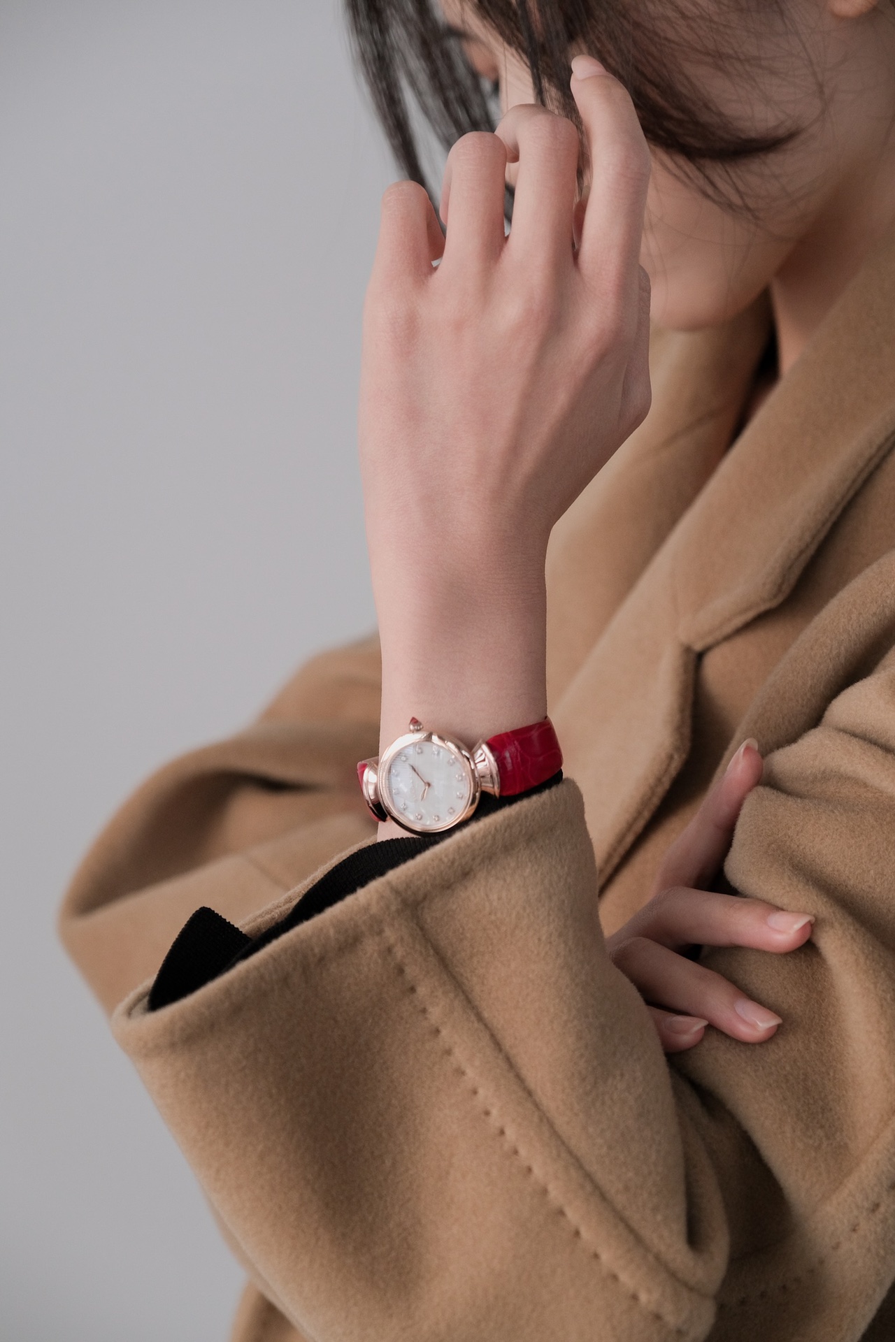 Bvlgari 意大利著名奢华珠宝品牌宝格丽推出这款珠宝腕表极具女性气质 精美雅致 呈现卡拉卡拉大浴场大理石的色彩和扇形马赛克迷人曲线