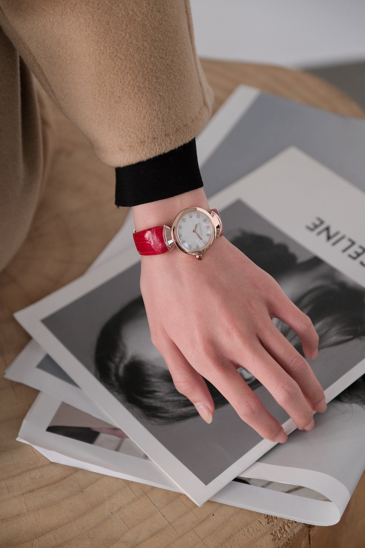 Bvlgari 意大利著名奢华珠宝品牌宝格丽推出这款珠宝腕表极具女性气质 精美雅致 呈现卡拉卡拉大浴场大理石的色彩和扇形马赛克迷人曲线