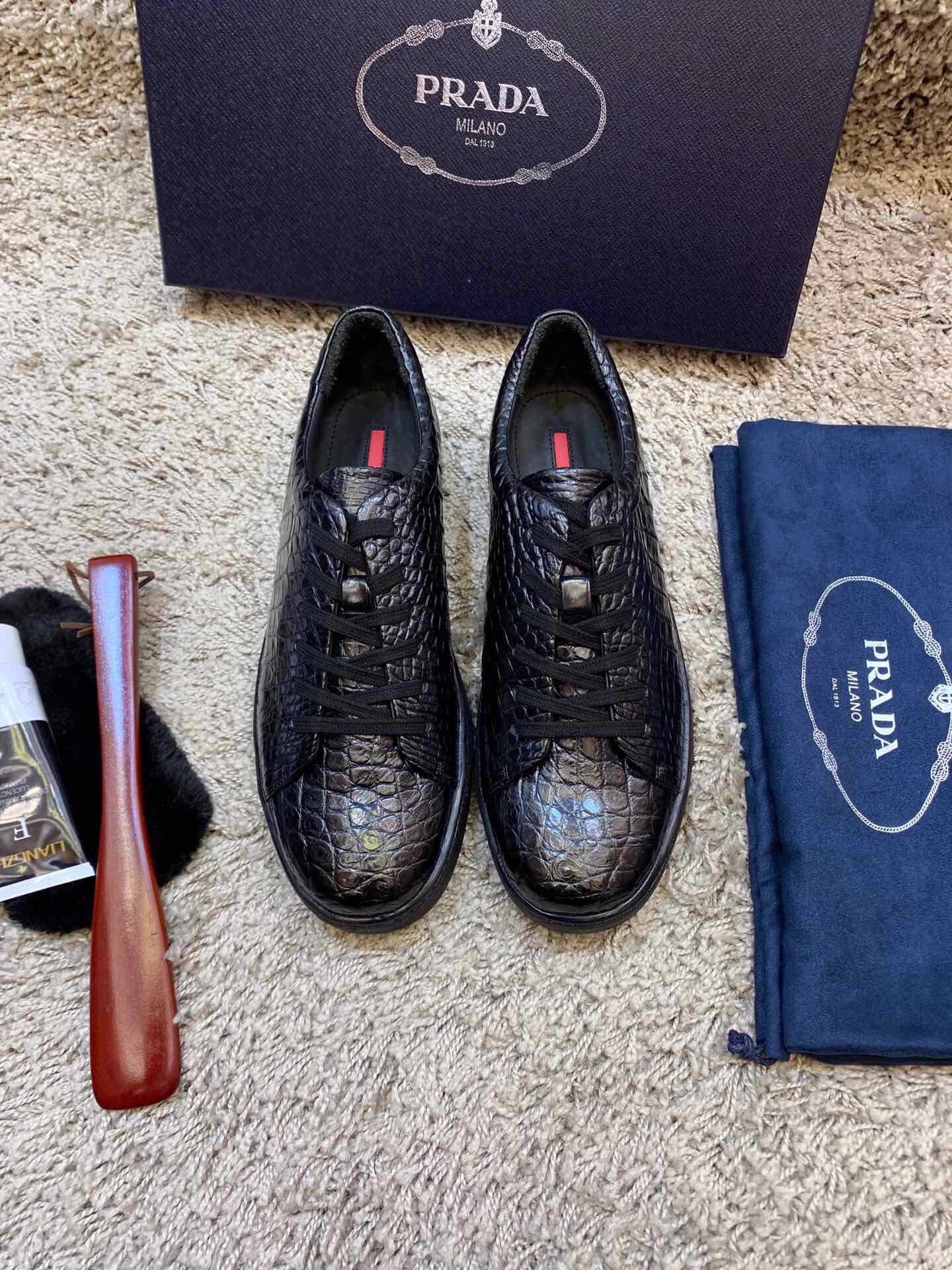 NO:279681,Prasad P home [Crocodile belly] Aristocratic special supply [Spot] Top [Whole pair of imported Thai Siamese crocodile belly] A fierce product is coming [Rose] [Rose] Full imported German ox inside, perfect and smooth stitching, uniform and coherent, fine craftsmanship, simple and easy to wear, soft enough to be comfortable 38/44 [Configure special maintenance oil, special towel] High-end luxury You deserve,,prada19860909普拉＊达 P家【鳄鱼肚皮】貴族专供【现货】顶级【整双泰国进口暹罗鳄鱼肚皮】狠货来袭 [玫瑰][玫瑰] 内里用全进口徳国胎牛 完美顺畅的车缝线 均匀连贯 工艺精细 套脚的设计简单易穿 柔软程度足以舒适 38/44【配置专用保养油 专用毛巾】高端奢侈 您值得拥有,,prada,Men's shoes