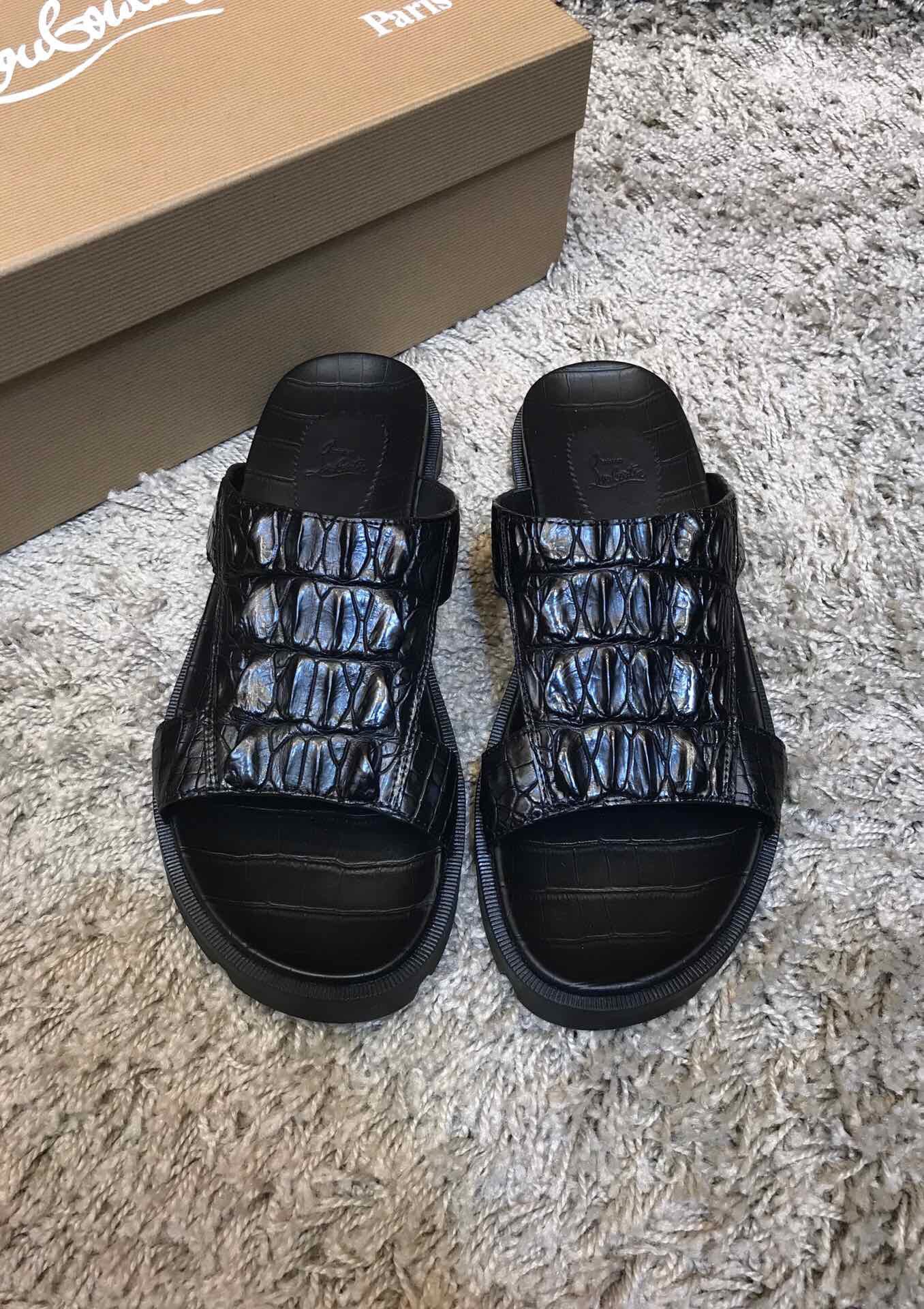 NO:279509,The store manager recommends new spring and summer products [Crocodile Sandrafts] Thai Siamese crocodile leather, counter quality, quality level, simple and fashionable, luxurious and atmospheric, gentlemanly style, Baidu, casual and elegant 38/45; tire bottom is the highlight, wear-resistant and non-slip, absolutely suitable for you who know how to taste life!  , crocodile skin19860909批 店长隆重推荐春夏新品【鳄鱼凉拖臻品】泰国暹罗鳄鱼皮 专柜精品 质量属精品级别 简单时尚 奢华大气 绅士风度百度 休闲不失气质 38/45；轮胎大底是亮点 耐磨防滑 绝对适合懂得品味生活的您！,,crocodile skin,Men's shoes