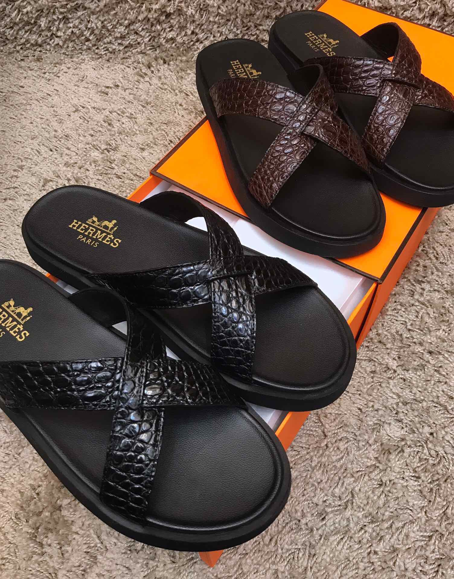 NO:349848,[Italian pure handmade crocodile belly color] New product batch boutique store manager grandly recommends the official website latest summer [Bay crocodile belly] sandals simple and fashionable, luxurious and atmospheric, gentlemanly style, Baidu casual and temperament 38/45; tire bottom is the highlight, wear-resistant and non-slip, absolutely suitable for you who know how to taste life!  ,19860909【意大利纯手工鳄鱼肚皮上色】新品 批 精品级别店长隆重推荐官网最新夏季【湾鳄鱼肚皮】凉拖 简单时尚 奢华大气 绅士风度百度 休闲不失气质 38/45；轮胎大底是亮点 耐磨防滑 绝对适合懂得品味生活的您！,,Men's shoes