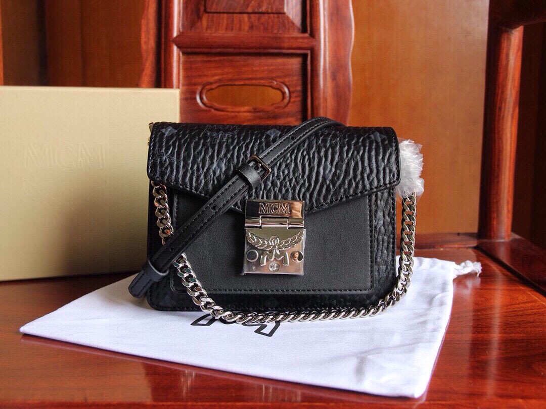 Top-tier item 💐 Mini Accordion Bag Series by MCM, featuring a stylish and unique design. The iconic laurel leaf lock on the front flap exudes classic charm. With three compartments inside for organized storage, and a detachable shoulder strap for versatile carrying options - hand-held or crossbody. Dimensions: 12.5 x 18.0 x 9.0 cm. image 1