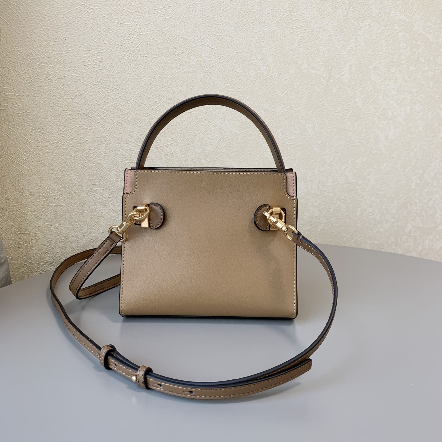 Tory Burch 迷你奶茶色TORY BURCH 新款托特包 头层纳帕牛皮＋ 磨砂五金 手提单肩斜挎均可