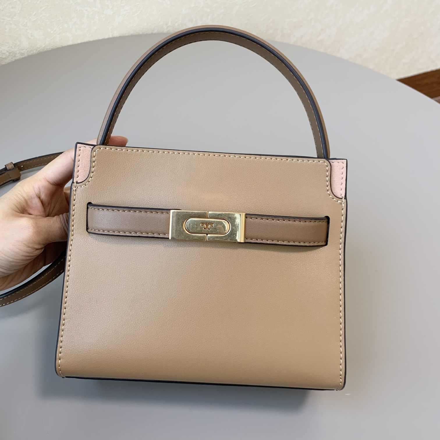 Tory Burch 迷你奶茶色TORY BURCH 新款托特包 头层纳帕牛皮＋ 磨砂五金 手提单肩斜挎均可