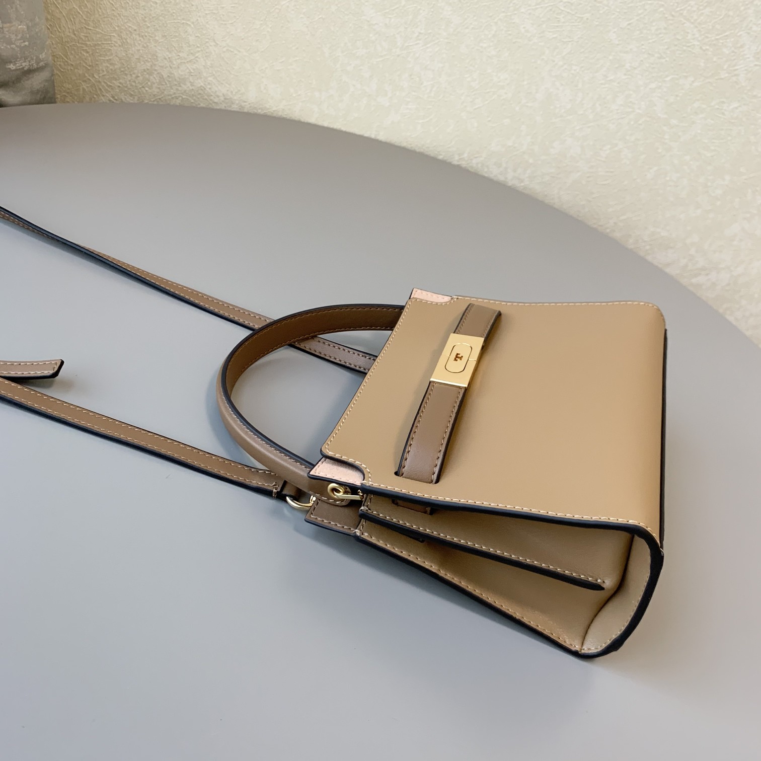 Tory Burch 迷你奶茶色TORY BURCH 新款托特包 头层纳帕牛皮＋ 磨砂五金 手提单肩斜挎均可