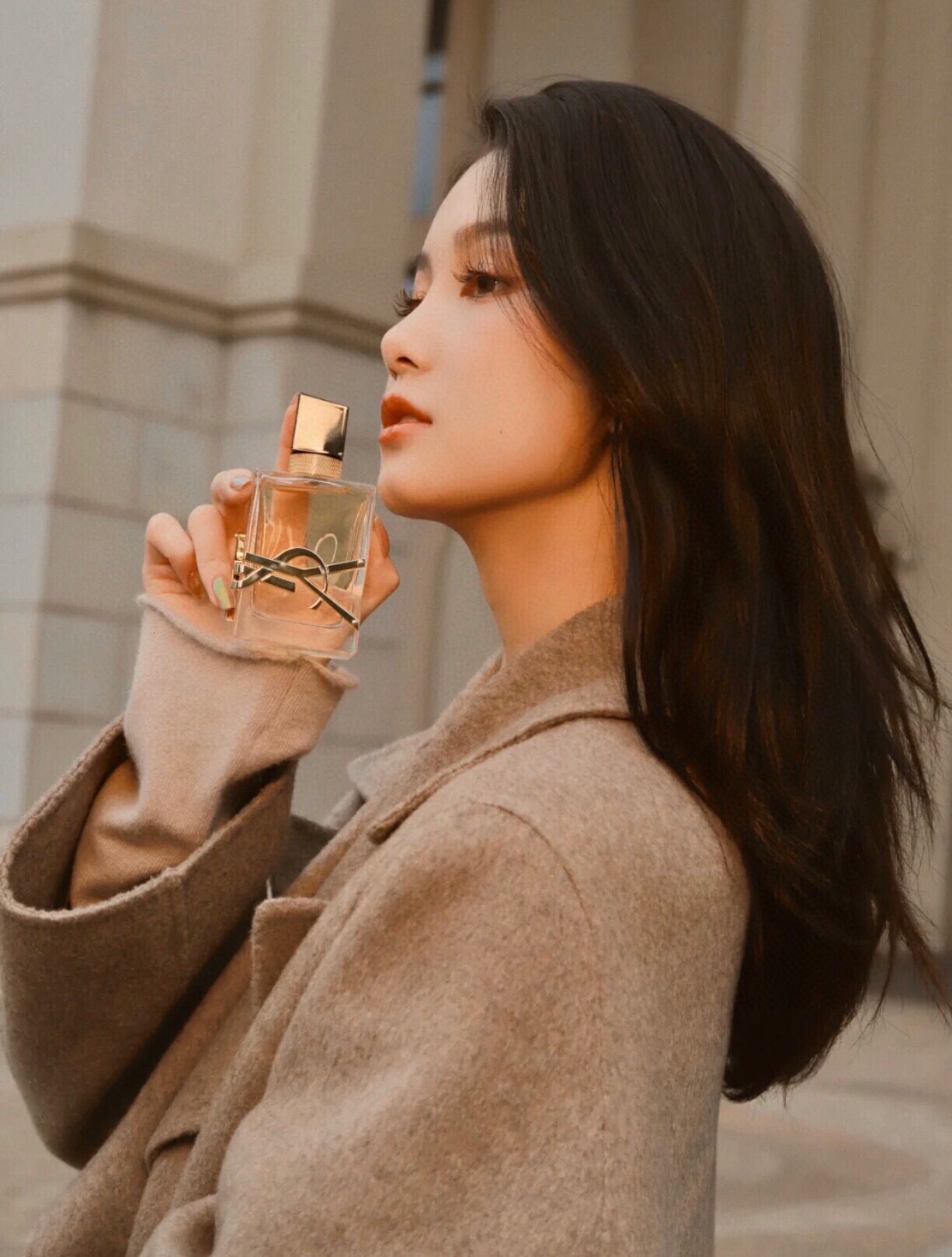 P F 110/ 50ml🔻专柜版🔺
P F 120/ 90ml🔻专柜版🔺
💬50ml//90ml/EDP
圣罗兰YSL2019秋季新款 自由之香
简介:
外观设计特别吸引眼球,黑色不对称的瓶盖打破常规设计.瓶盖镶有金色链条.最特别的是瓶身把YSL的,徽标翻转了过来嵌在瓶子上.
前调:橘子油、薰衣草油、黑醋栗、苦橙叶
中调:茉莉、橙花、薰衣草油
基调:雪松油、龙涎香、麝香、香草萃取物