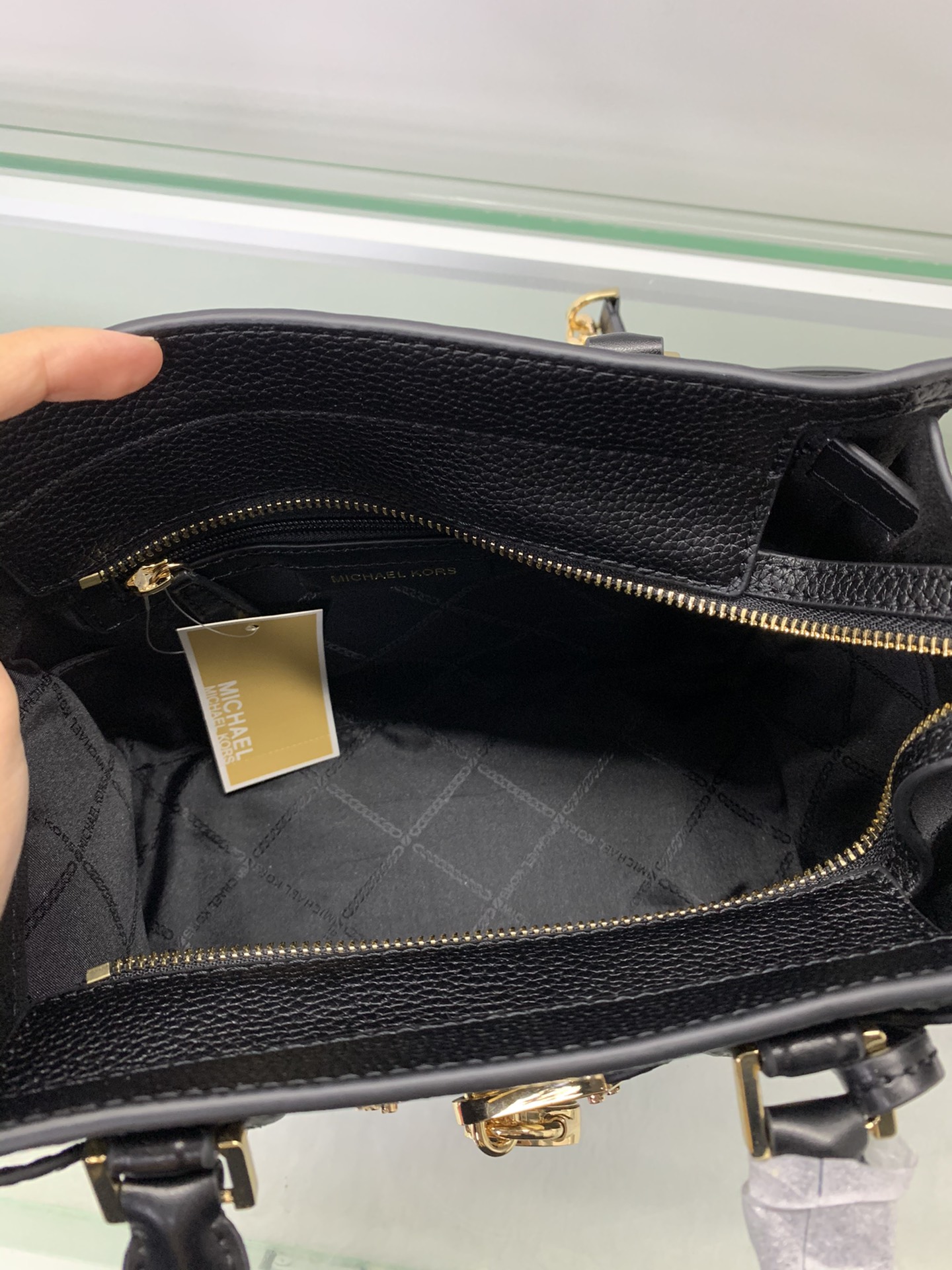 Michael Kors ～Nouveau Hamilton 手提大锁包 采用 老花皮革打造而成 是您打造日常造型的 之选