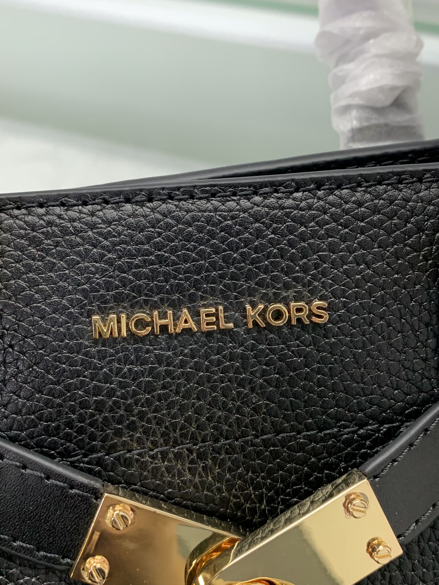 Michael Kors ～Nouveau Hamilton 手提大锁包 采用 老花皮革打造而成 是您打造日常造型的 之选