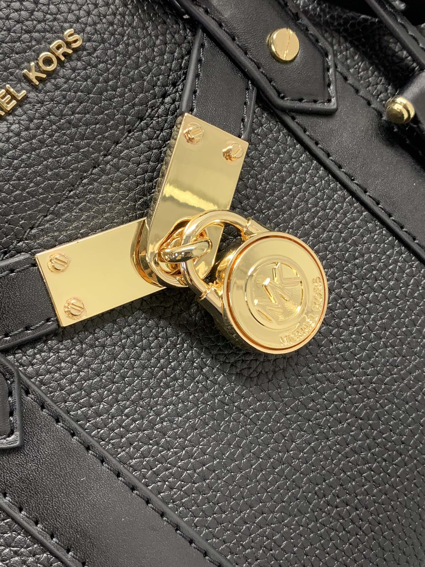 Michael Kors ～Nouveau Hamilton 手提大锁包 采用 老花皮革打造而成 是您打造日常造型的 之选