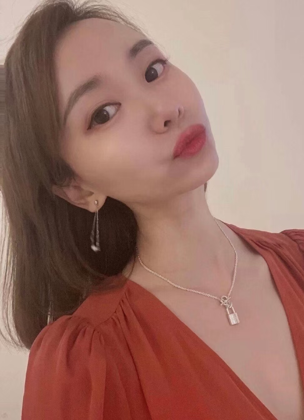 NO:101809,Hermès Sterling Silver Locked Bag Necklace This necklace is one of the latest surprises, with a small and exquisite confettis style, it is solid sterling silver!  The counter is consistent with the material, so it is fully placed in the palm of your hand. It is inspired by the most classic lock design element of Hermes, the simplest OT buckle, a super fairy-like style: 45cm, Hermes necklace, hermes, hermes, necklace, pure silver19860909Hermès爱马仕 纯银锁头包包项链 这条项链算是最近的惊喜之一,小巧精致的confettis样式,它是实心纯银的！专柜一致材料,所以放在掌心十足的份量,灵感来自爱马仕最经典锁头设计元素最简单的OT做搭扣,超级仙气的一款 :45cm,爱马仕项链,hermes,hermes,necklace,pure silver,Jewelry