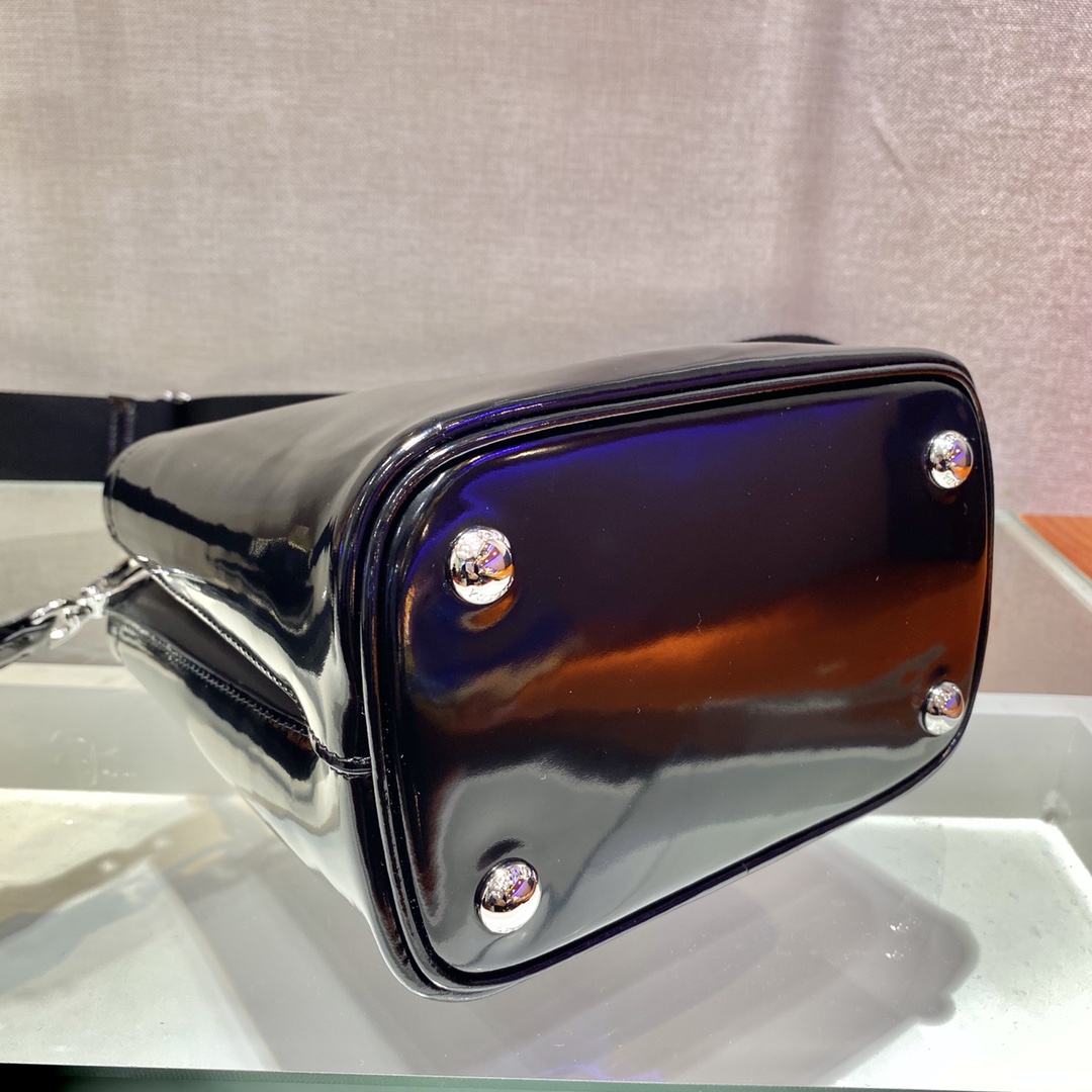 PRADA普拉达亮面皮革Panier手袋1BA319