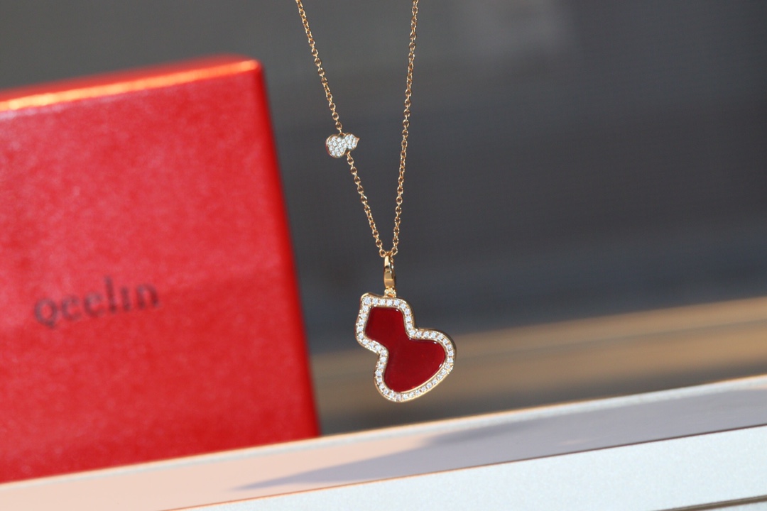 NO:631112,l Qi* gourd necklace, detachable gourd pendant, this pendant and chain are sold separately at the counter, so the same pendant chain you see worn by celebrities will be different. The chain we match is a thick chain with a mini full diamond gourd, which will be more playful and refined, and there are also thicker chains that are more aura!  Everyone buys the chain you like. The red one is natural chalcedony, the green one is natural jade, which is a stone often used in Qi*. The gourd is the most symbol of good luck and positive energy in traditional Chinese culture. I hope it can bring good luck to everyone. The thin length is 38-42cm, 88320, necklace, Cartier high-end jewelry19860909l麒*葫芦项链,可拆卸葫芦吊坠,专柜这款吊坠和链子是分开出售的,所以大家看到明星佩戴的同一款吊坠链子会不同,我们配的链子是带一只mini满钻葫芦的粗链,会更加俏皮精致,也有气场更足加粗款链子！大家购买喜欢的链子哦,红色的是天然玉髓,绿色是天然翡翠,是麒*经常使用到的石材,葫芦是中国传统文化中最具好运与积极能量的象征,希望能给大家带来好运. 细款长度38-42cm ,88320,,necklace,卡迪亚高端饰品,Jewelry