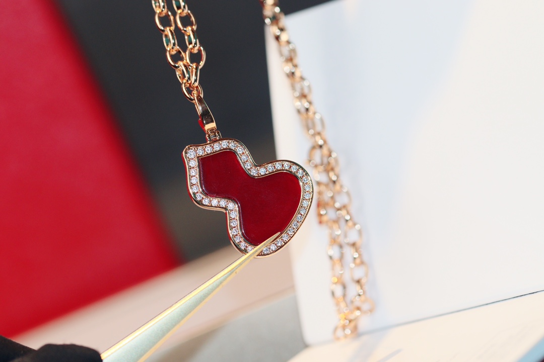 NO:631115,Qi* gourd necklace, detachable gourd pendant, this pendant and chain are sold separately at the counter, so the same pendant chain you see worn by celebrities will be different. The chain we match is a thick chain with a mini full diamond gourd, which will be more playful and refined, and there are also thicker chains that are more aura!  Everyone buys the chain you like. The red one is natural chalcedony, the green one is natural jade, which is a stone often used in Qi*. The gourd is the most symbol of good luck and positive energy in Chinese traditional culture. I hope it can bring good luck to everyone. The thick chain length is 60Cm, 88350, necklace, Cartier high-end jewelry19860909麒*葫芦项链,可拆卸葫芦吊坠,专柜这款吊坠和链子是分开出售的,所以大家看到明星佩戴的同一款吊坠链子会不同,我们配的链子是带一只mini满钻葫芦的粗链,会更加俏皮精致,也有气场更足加粗款链子！大家购买喜欢的链子哦,红色的是天然玉髓,绿色是天然翡翠,是麒*经常使用到的石材,葫芦是中国传统文化中最具好运与积极能量的象征,希望能给大家带来好运. 粗款链子长度60Cm,88350,,necklace,卡迪亚高端饰品,Jewelry