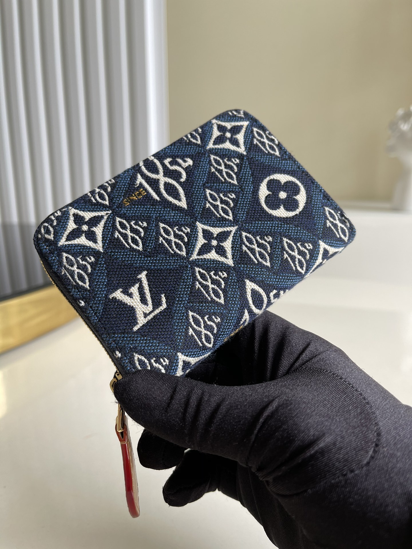 NO:396375,【Exclusive real photo 69994 blue】Autumn and winter ZiPPY coin wallet This zipper coin wallet provides the ideal choice for urban people. The packaging is exquisite and compact, and can be used to hold change, credit cards and folded banknotes. Small and exquisite. Even if the pocket on the body is small, you can easily put it in. Size 11x8x1cm a., LV [original leather], louis vuitton, wallets19860909【独家实拍69994蓝色】秋冬 ZiPPY零钱包 这款拉链零钱包为都市人提供了最理想的选择 包身精巧紧凑 可以用来装零钱 信用卡和折叠起来的纸币 小巧玲珑 即使身上的口袋小 也可轻松地将它放入.尺寸11x8x1cm a.,LV【原厂皮】,louis vuitton,wallets,Bag