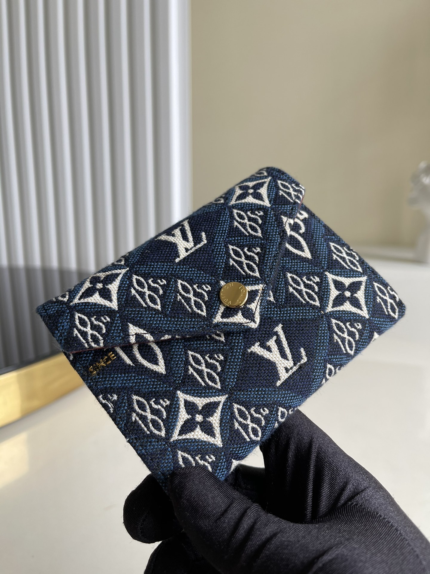 NO:396373,【Exclusive real shot M80211】SINCE 1854 VICTORINE WALLET This version of Victorine wallet is part of accessories, leather products and ready-to-wear collected since 1854. It is from blue jacquard machine, weaving with colour patterns and inscriptions since 1854, when founded. This material brings a subtle retro feel, this compact envelope-style flap. 12 x 9.5 x 1.5cm A., LV [original leather], louis vuitton, wallets19860909【独家实拍M80211】SINCE 1854 VICTORINE WALLET这个版本的Victorine钱包是自1854年收集的配件,皮革制品和成衣的一部分.它是从蓝色提花机,编织与花押图案和题字自1854年,当成立.这种材料带来了微妙的复古的感觉,这个紧凑的信封式皮瓣.12 x 9.5 x 1.5cm A.,LV【原厂皮】,louis vuitton,wallets,Bag