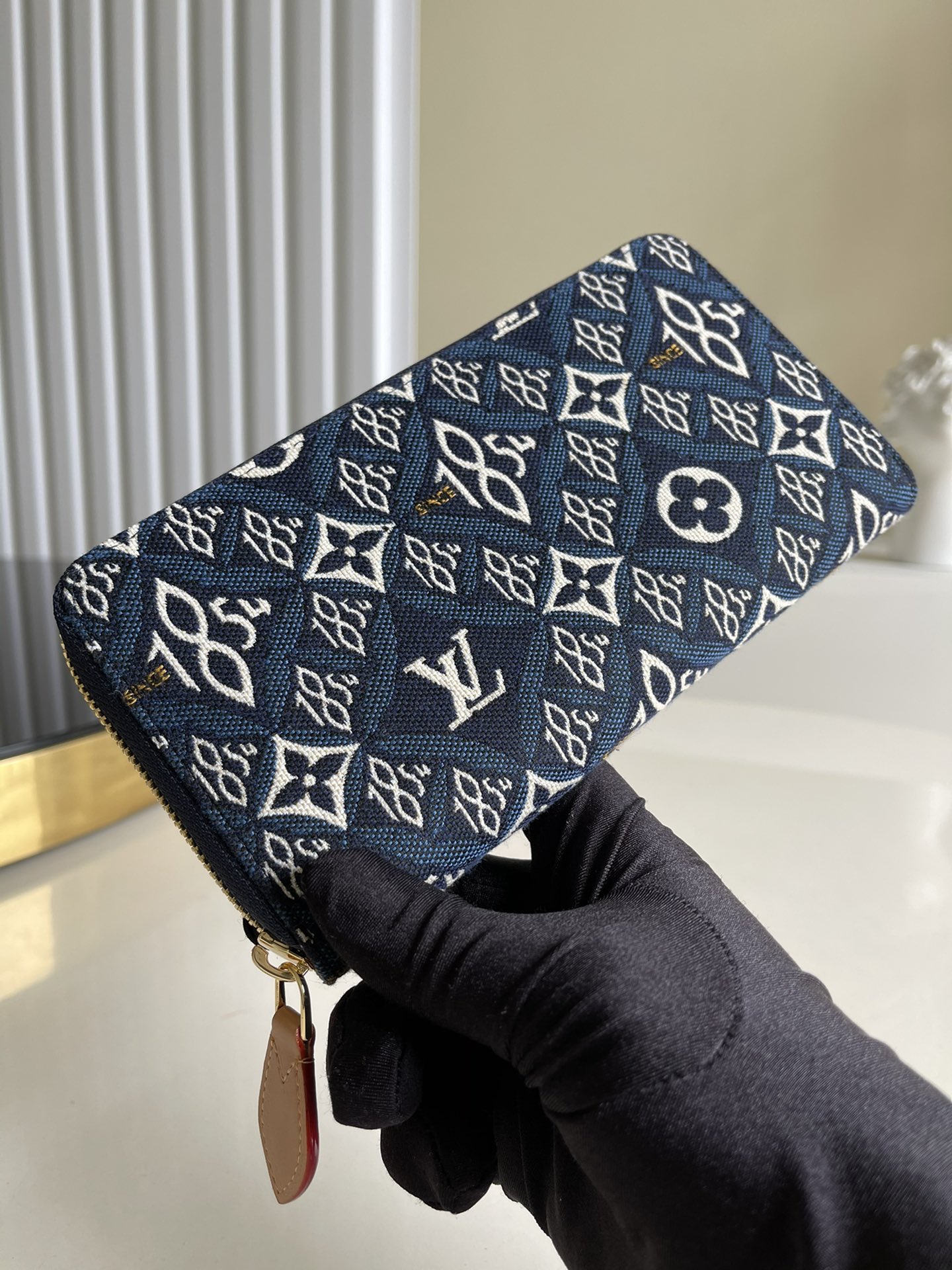 NO:396371,【Exclusive real shot M80212】SINCE 1854 ZIPPY WALLET Zippy wallet signature pattern of autumn winter strike jacquard textile since 1854. The design revolves around Louis Vuitton opening its doors in 1854, the pattern revolves around the date of the letter combination of flowers. The all-round zipper makes things safe in the internal compartment and pockets. 19.5 x 10.5 x 2.5cm a.,LV【Original leather】,louis vuitton,louis vuitton,wallets19860909【独家实拍M80212】SINCE 1854 ZIPPY WALLET Zippy钱包的签名图案的秋天冬季罢工提花纺织自1854年.设计围绕1854年路易威登打开它的大门,图案围绕着花的字母组合的日期.全方位拉链使东西在内部隔间和口袋安全.19.5 x 10.5 x 2.5cm a.,LV【原厂皮】,louis vuitton,louis vuitton,wallets,Bag