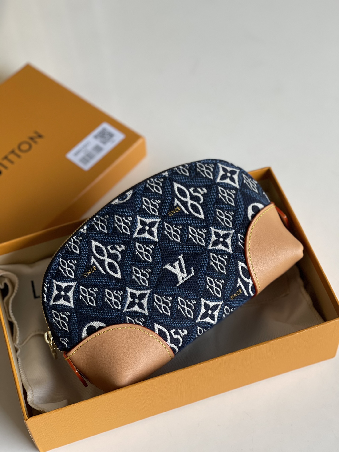 NO:396369,【Exclusive real photo M80307】Cosmetic bag This makeup bag is made of material Since 1854 jacquard fabric, integrating Monogram patterns and 1854 numbers symbolizing the first year of Louis Vuitton box. Zipper wide mouth, inner bag and washable lining upgrade functionality. 19 x 12 x 6cm a.,LV【Original leather】,louis vuitton,louis vuitton,cosmetic bags & cases19860909【独家实拍M80307】化妆包本款化妆包取材 Since 1854 提花织物,融汇 Monogram 图案和象征路易威登制箱元年的 1854 数字.拉链广口、内袋和可水洗内衬升级功能性.19 x 12 x 6cm a.,LV【原厂皮】,louis vuitton,louis vuitton,cosmetic bags & cases,Bag