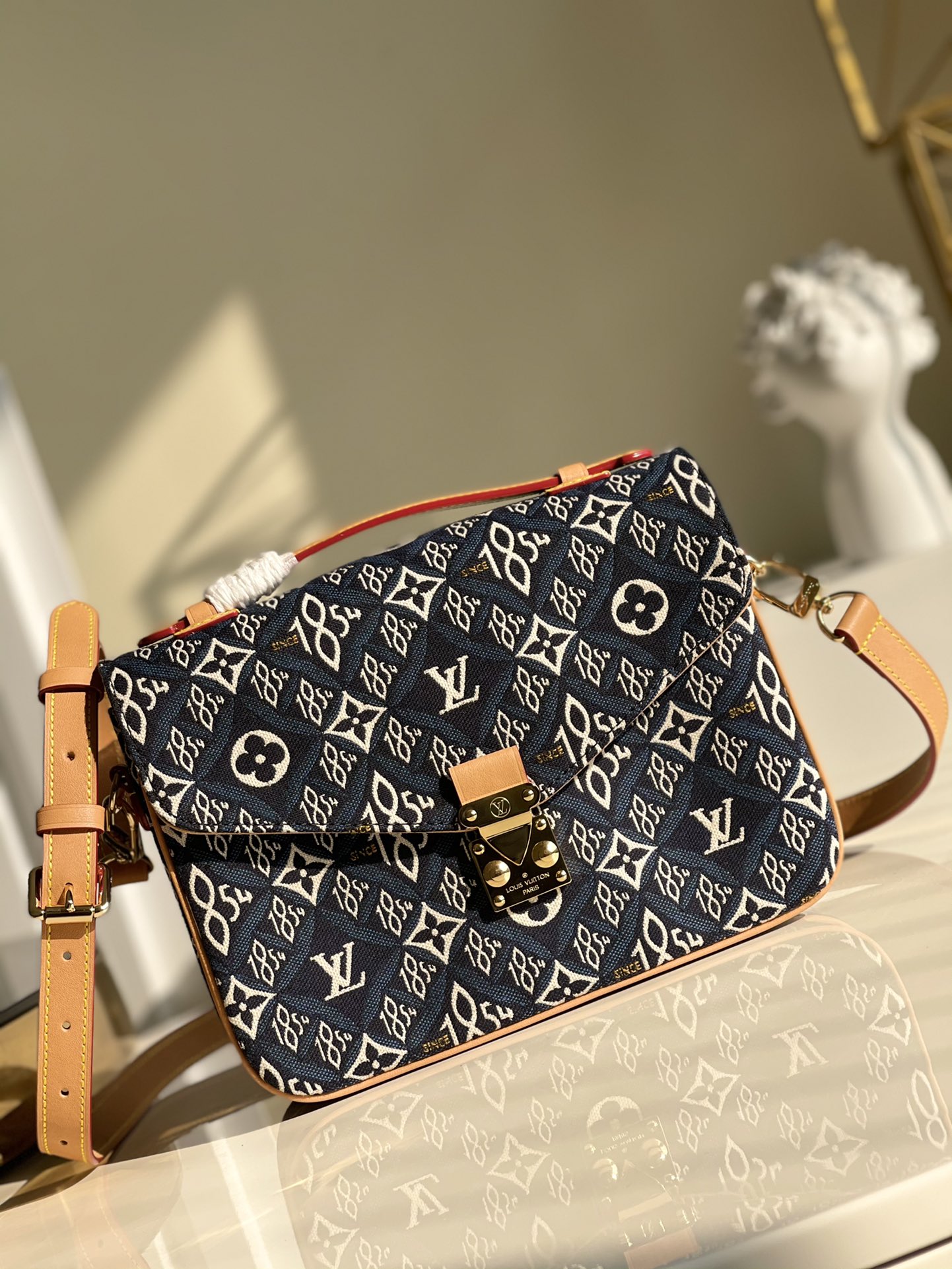 NO:396366,[Exclusive real photo M57395 blue] denim bag!  Postman bag 40780Pochette Métis handbag in winter hug Since 1854 jacquard fabric, the 1854 digital weaving pattern that represents the brand's founding year reveals a retro meaning. The top handle and removable shoulder straps achieve a shoulder or crossbody experience, which is suitable for attending all kinds of occasions. Detailed features 25.0 x 19.0 x 7.0cm x.,LV [original leather],louis vuitton19860909【独家实拍M57395蓝色】牛仔布包！邮差包40780Pochette Métis 手袋于 冬季拥抱 Since 1854 提花织物,借由代表品牌创立之年的 1854 数字织纹流露复古意味.顶部手柄和可拆卸肩带实现肩背或斜挎体验,出席各式场合皆宜.详细特征25.0 x 19.0 x 7.0cm x.,LV【原厂皮】,louis vuitton,Bag