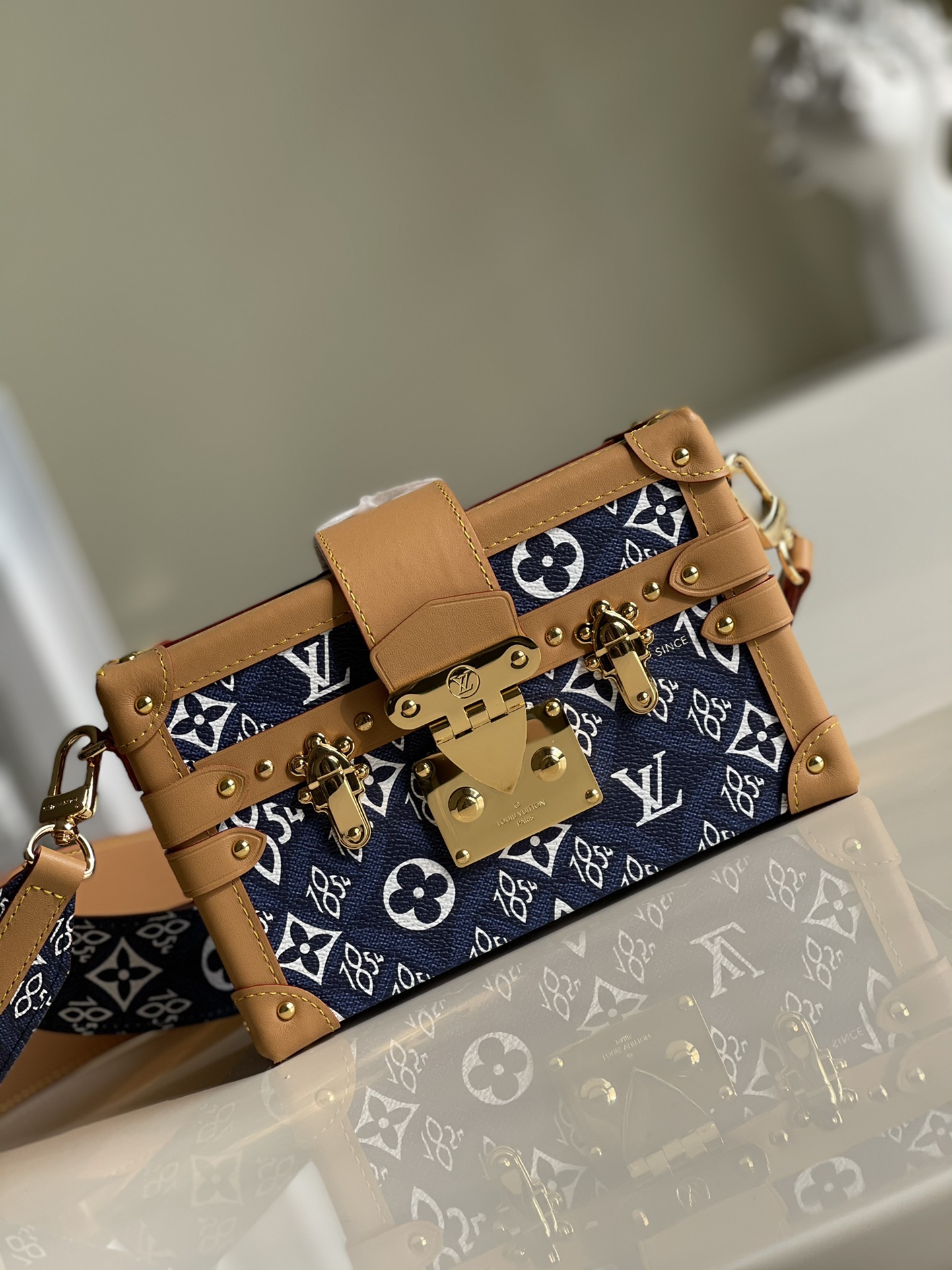 NO:396363,【Exclusive real photo of M57399 blue flowers】M44199 with two shoulder straps This Petite Malle handbag is made of the brand new autumn and winter series. Since 1854 jacquard fabric is depicted with woven brushstrokes, Monogram flowers, LV logos and 1854 numbers representing the original inheritance of the brand box. It can reveal a new retro style regardless of day and night. Detailed features 20 x 12.5 x 5 cm (length x height x width) Since 1854 jacquard weave natural cowhide sheepskin lining metal parts S-lock hook buckle magnetic buckle opening and closing inner patch pocket shoulder straps can be detached and cannot be adjusted.,LV【Original leather】,louis vuitton,cowhide,sheepskin19860909【独家实拍M57399蓝花】M44199 搭配两条肩带 本款 Petite Malle 手袋取材贯穿 秋冬系列的全新 Since 1854 提花织物,以梭织笔触描绘 Monogram 花卉、LV 标识和代表品牌制箱传承之初的 1854 数字,无论昼夜场合均可流露新复古主义格调.详细特征20 x 12.5 x 5 厘米 (长度 x 高 x 宽)Since 1854 提花织纹天然牛皮饰边羊皮内衬金属件S-lock 钩扣磁扣开合内贴袋肩带可拆卸,不可调节 .,LV【原厂皮】,louis vuitton,cowhide,sheepskin,Bag