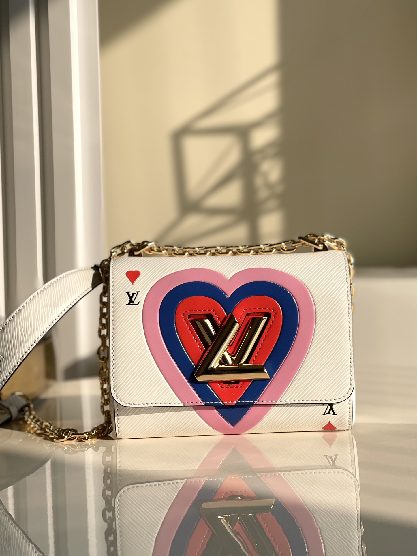 NO:396360,【Exclusive real photo M57460】This Twist small handbag comes from the Game On capsule series, with large heart-shaped prints in Epi leather, setting off the gaze of the central Twist twist lock. The sliding chain shoulder strap is equipped with leather shoulder pads. Size 19 x 15 x 9cm p.900, LV [original leather], louis vuitton19860909【独家实拍M57460】本款 Twist 小号手袋出自 Game On 胶囊系列,以 Epi 皮革呈现大号心形印花,烘托中央Twist 扭锁的瞩目光芒.滑链肩带配有皮革肩垫.尺寸19 x 15 x 9cm p.900,LV【原厂皮】,louis vuitton,Bag