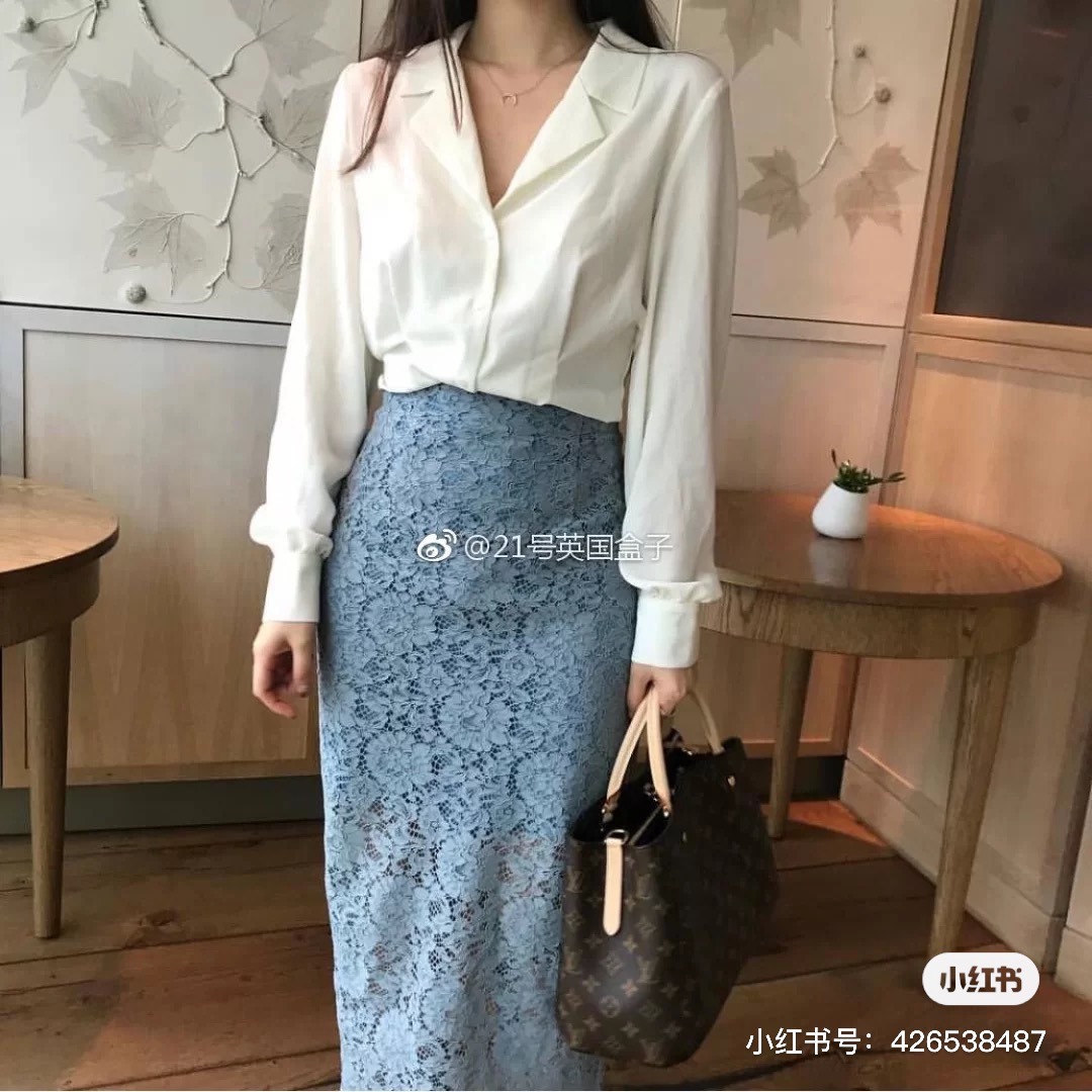 比起BB小号的可爱_
中号蒙田更加有女人味干练！