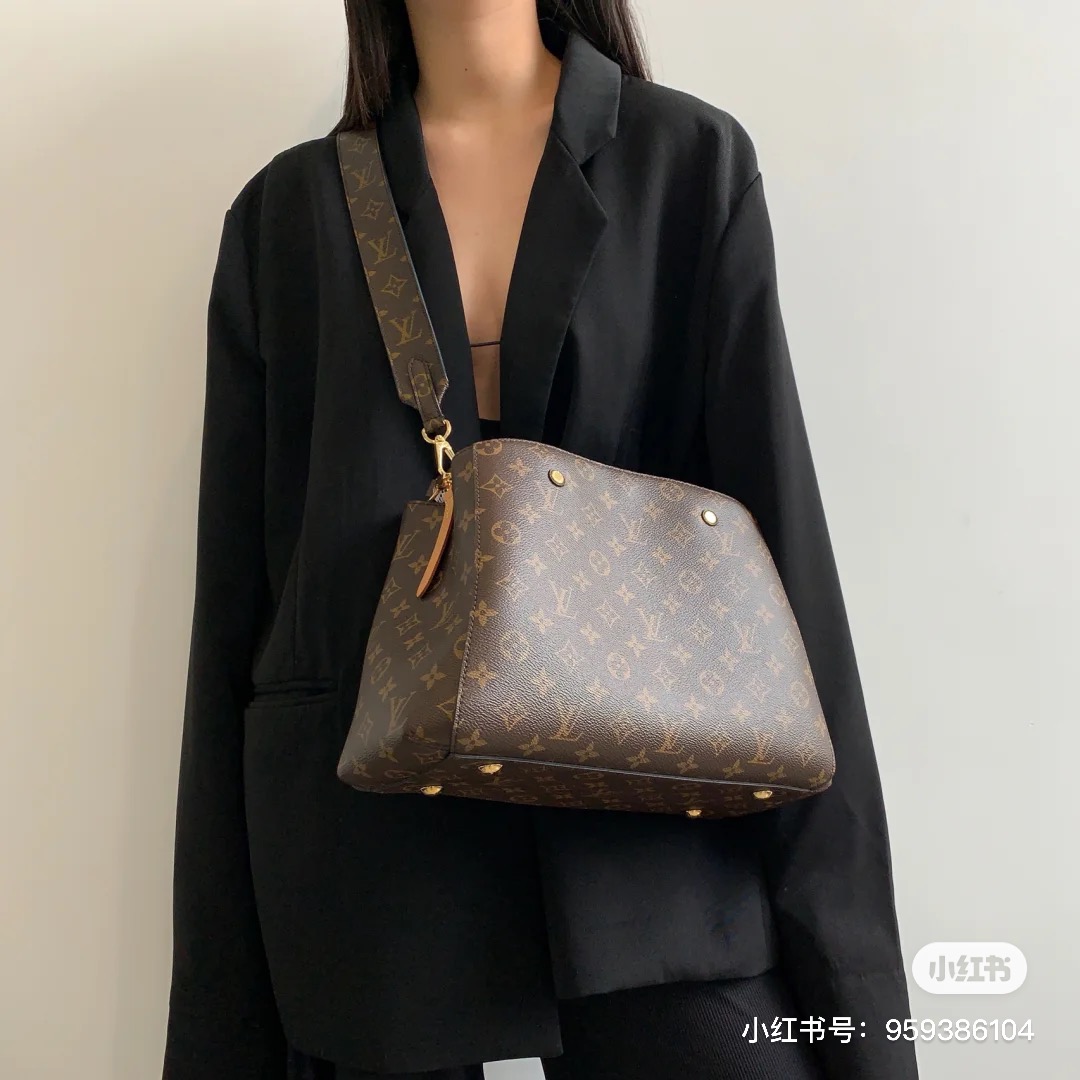 比起BB小号的可爱_
中号蒙田更加有女人味干练！