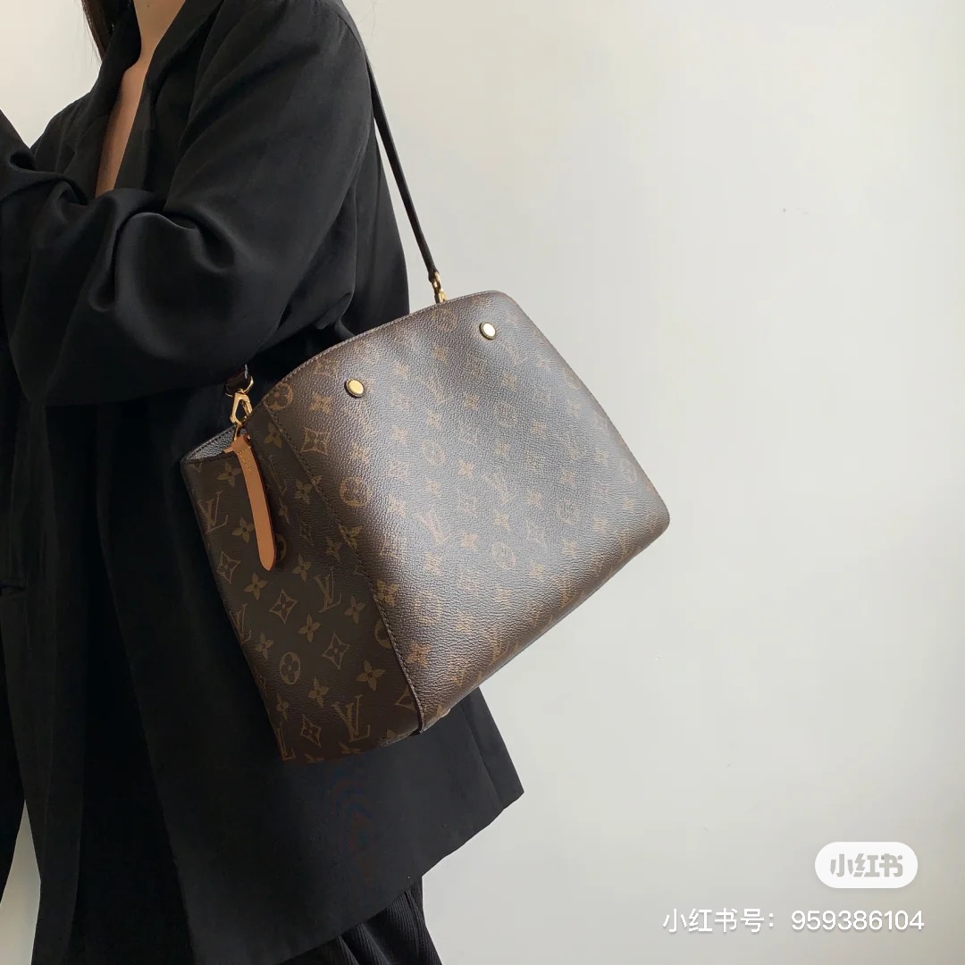 比起BB小号的可爱_
中号蒙田更加有女人味干练！
