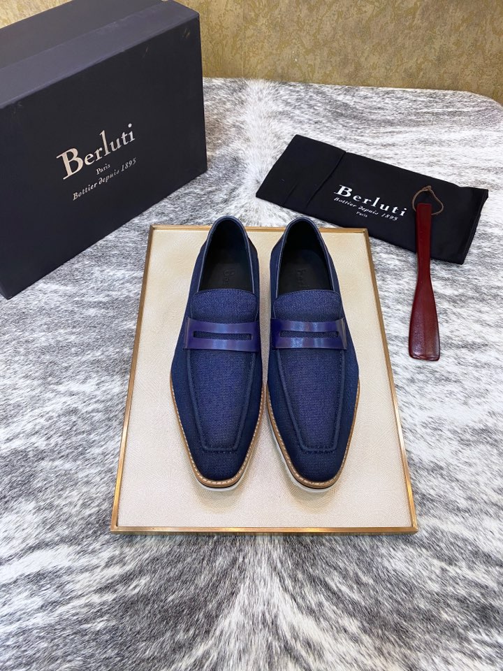 NO:897896,[Denim] - low-key luxury has finally shipped the world's most expensive shoes, with the slogan 'When shoes have a soul'. It was born in France in 2011 and has since begun the world journey of this legendary men's shoe family. As a century-old family name, there is only one designer and no more than 20 hand-made shoe technicians. Each customized pair of shoes takes 250 hours by hand to complete - the production volume is very small, so the price is expensive, which also ensures that each pair is a work of art.  ,Cowhide lining, handmade to create perfect details 38/45,,cowhide19860909【牛仔布】—低调的奢华终于出货世界上最贵的鞋,宣传口号是 “When shoes have a soul”(当鞋有了灵魂).年诞生于法国,自此开始了这个传奇男鞋世家的世界之旅.作为一个百年的家族名品,只有一位设计师,不超过20位的手工制鞋技师,每定制一双鞋要手工花费250个小时才能完成——出产量极少,所以价格昂贵,这也保证了每一双都是艺术品 ,内里牛皮,纯手工打造完美细节 38/45,,cowhide,Men's shoes