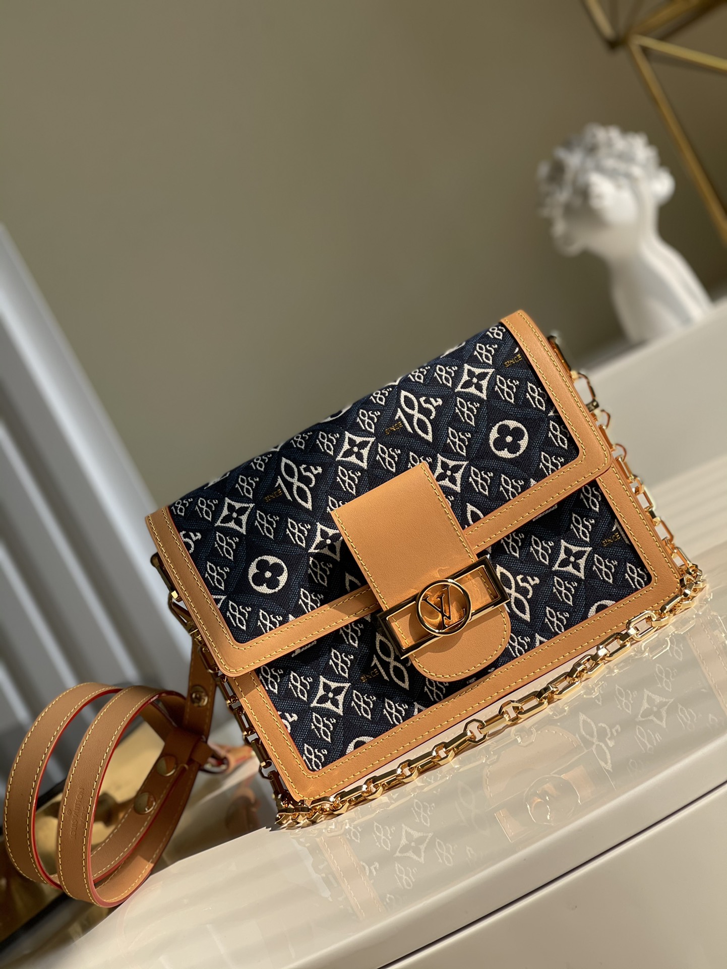 NO:396357,【Exclusive real photo M57499 blue】1854 blue denim M44391 Dauphine medium handbag This Dauphine medium handbag is made of brand new Since 1854 jacquard fabric, with woven brushstrokes depicting Monogram flowers, LV logos and 1854 numbers representing the birth of the brand. The inner compartment and removable shoulder straps are convenient for daily carrying. Size 25.0 x 17.0 x 10.5 cm X.,LV [original leather],louis vuitton19860909【独家实拍M57499蓝色】1854蓝色牛仔布M44391 Dauphine 中号手袋本款 Dauphine 中号手袋取材全新 Since 1854 提花织物,以梭织笔触描绘 Monogram 花卉、LV 标识和代表品牌诞生之年的 1854 数字.内隔层和可拆卸肩带方便日常背携. 尺寸25.0 x 17.0 x 10.5 厘米 X.,LV【原厂皮】,louis vuitton,Bag