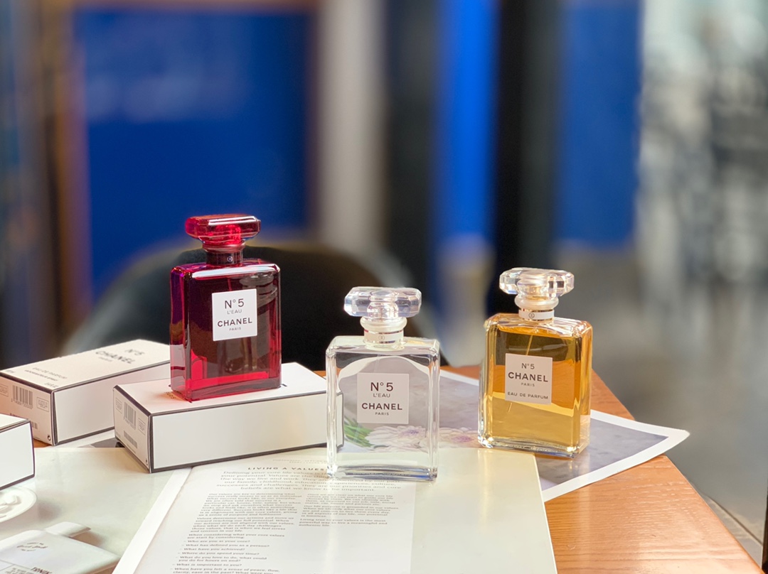 Chanel N°5 Eau Premiere: Subtle, Luxurious Fragrance - A Timeless Classic