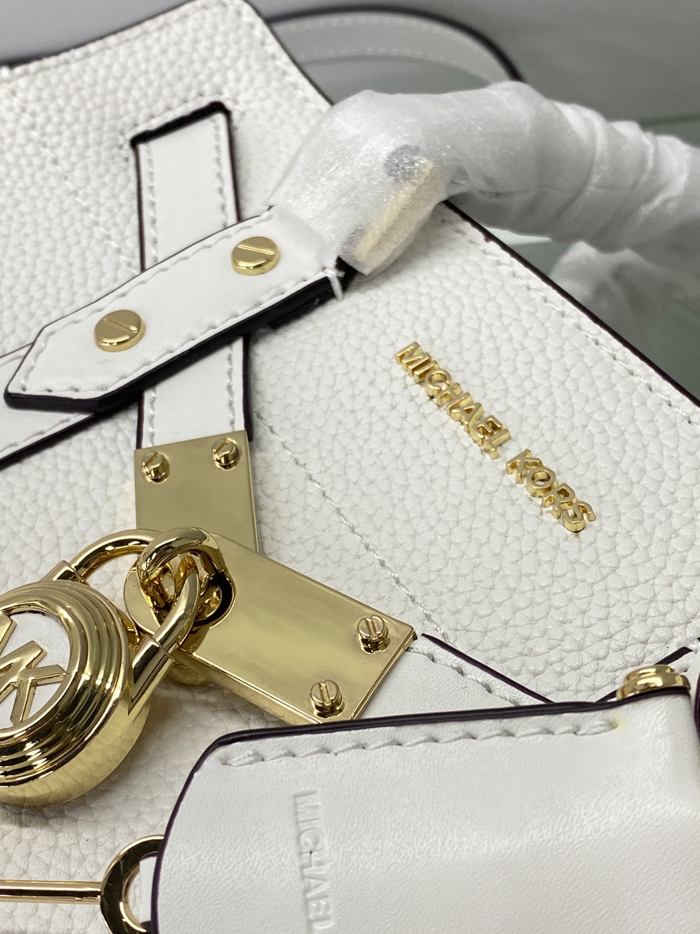 Michael Kors ～Nouveau Hamilton 手提大锁包 采用 老花皮革打造而成 是您打造日常造型的 之选