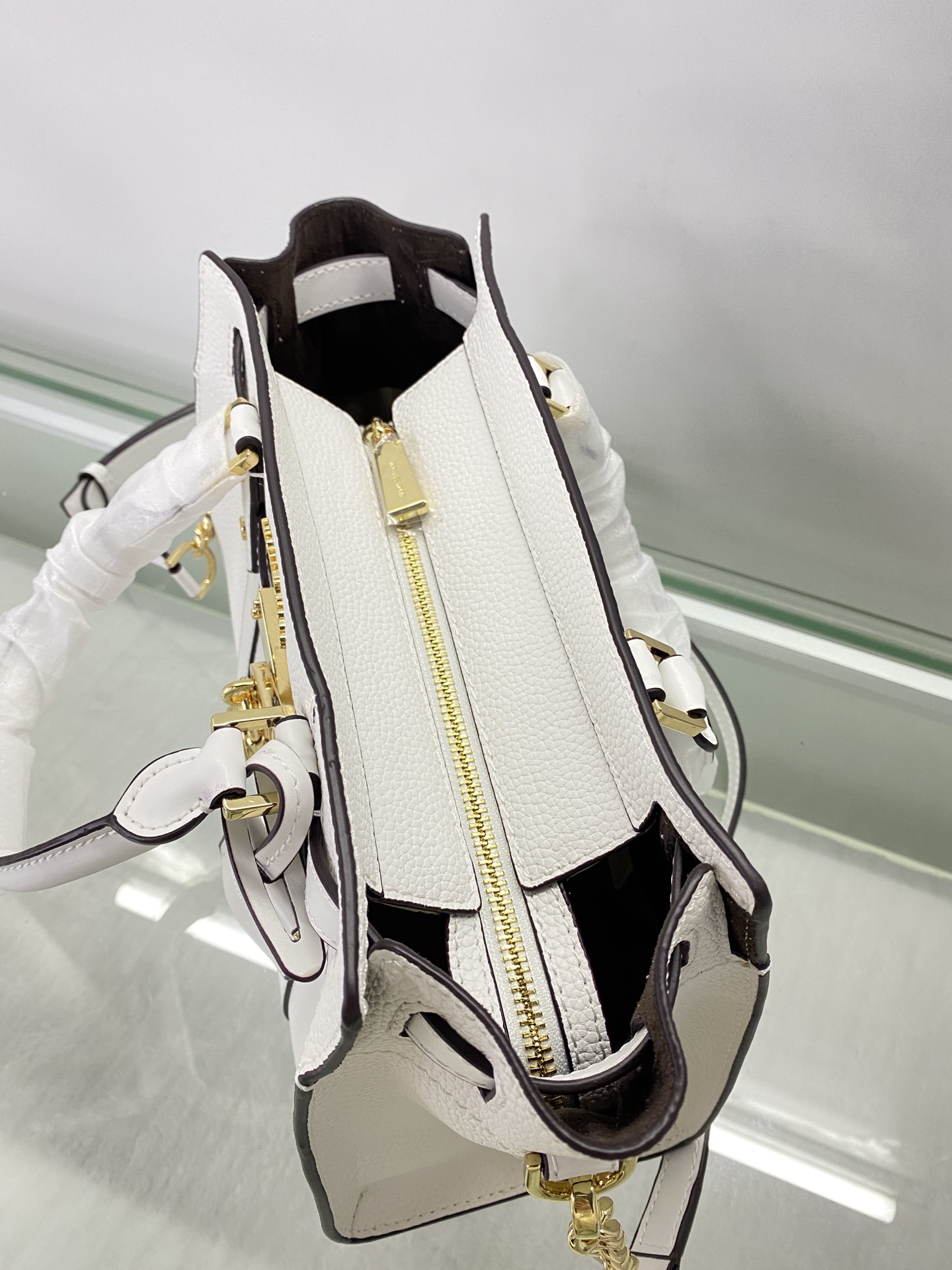 Michael Kors ～Nouveau Hamilton 手提大锁包 采用 老花皮革打造而成 是您打造日常造型的 之选