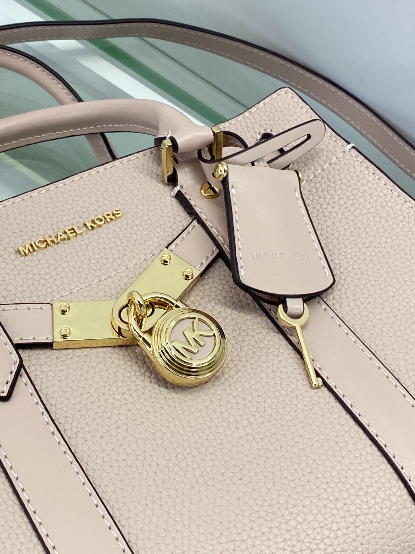 Michael Kors ～Nouveau Hamilton 手提大锁包 采用 老花皮革打造而成 是您打造日常造型的 之选