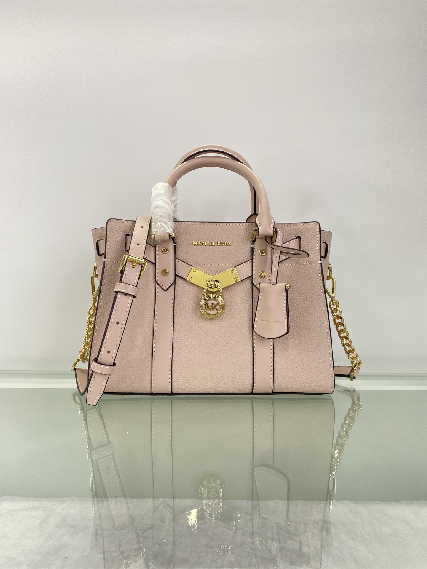 Michael Kors ～Nouveau Hamilton 手提大锁包 采用 老花皮革打造而成 是您打造日常造型的 之选