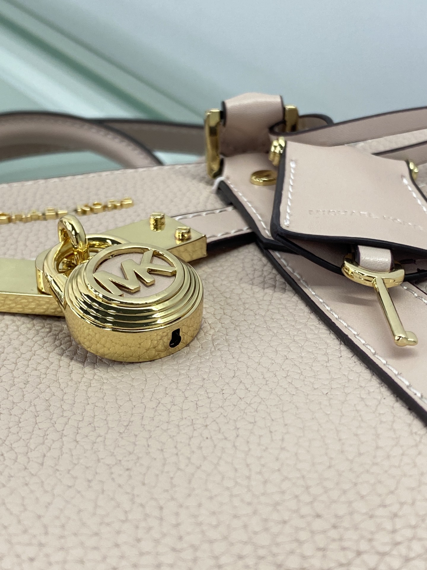 Michael Kors ～Nouveau Hamilton 手提大锁包 采用 老花皮革打造而成 是您打造日常造型的 之选