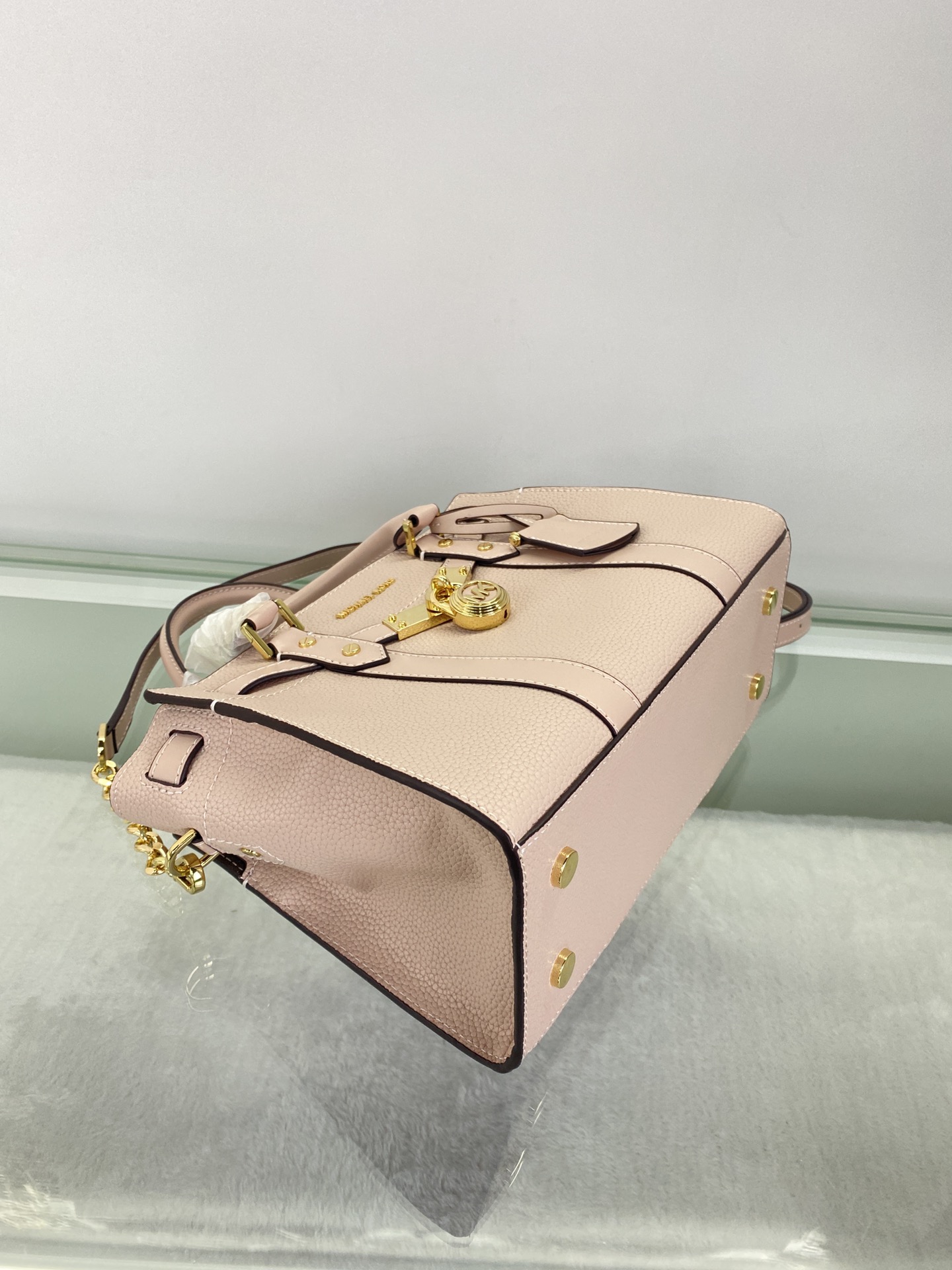 Michael Kors ～Nouveau Hamilton 手提大锁包 采用 老花皮革打造而成 是您打造日常造型的 之选