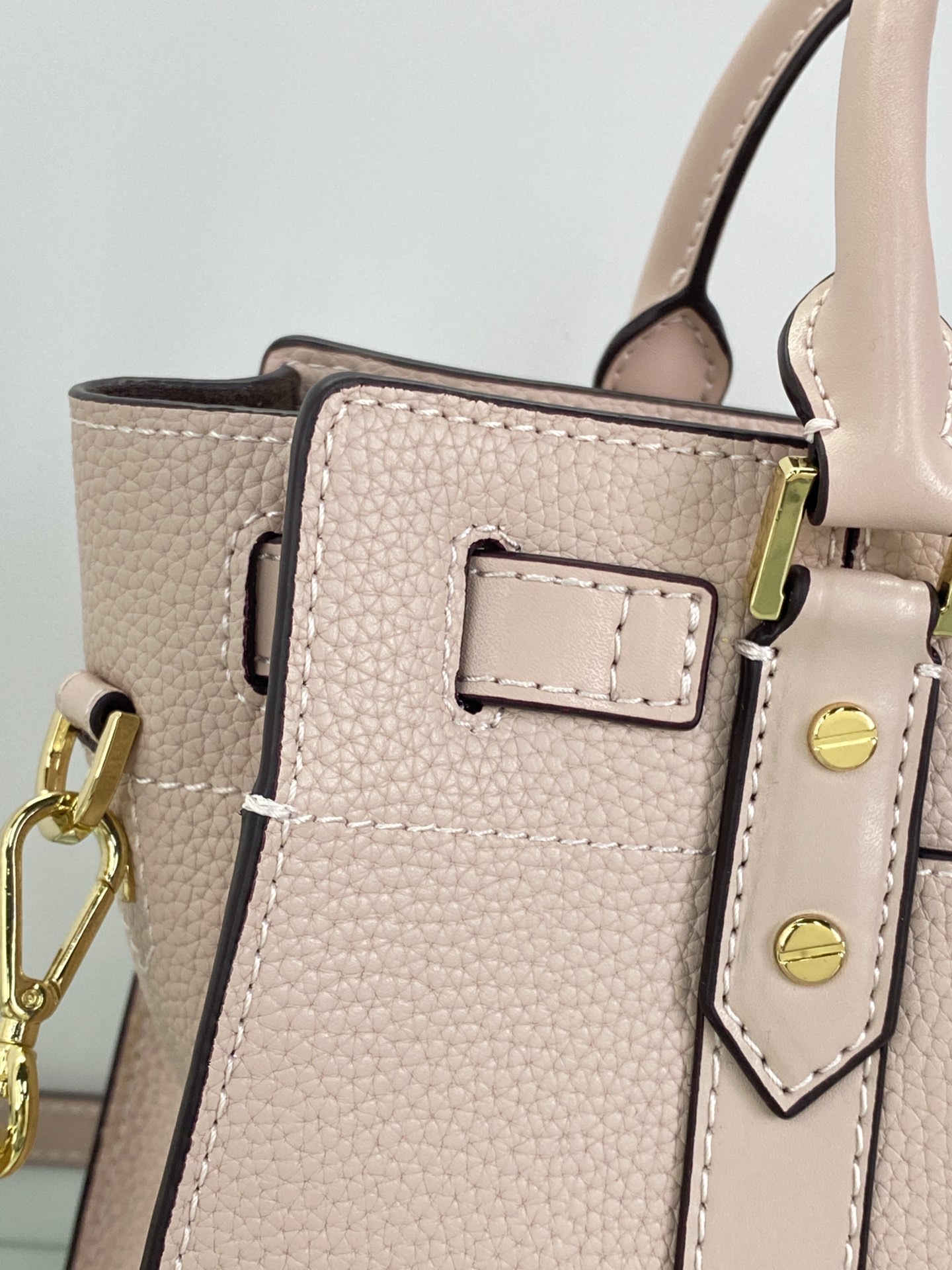 Michael Kors ～Nouveau Hamilton 手提大锁包 采用 老花皮革打造而成 是您打造日常造型的 之选