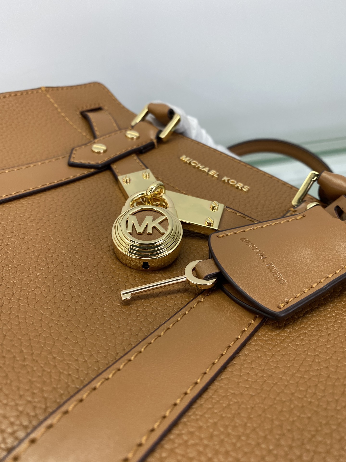 Michael Kors ～Nouveau Hamilton 手提大锁包 采用 老花皮革打造而成 是您打造日常造型的 之选