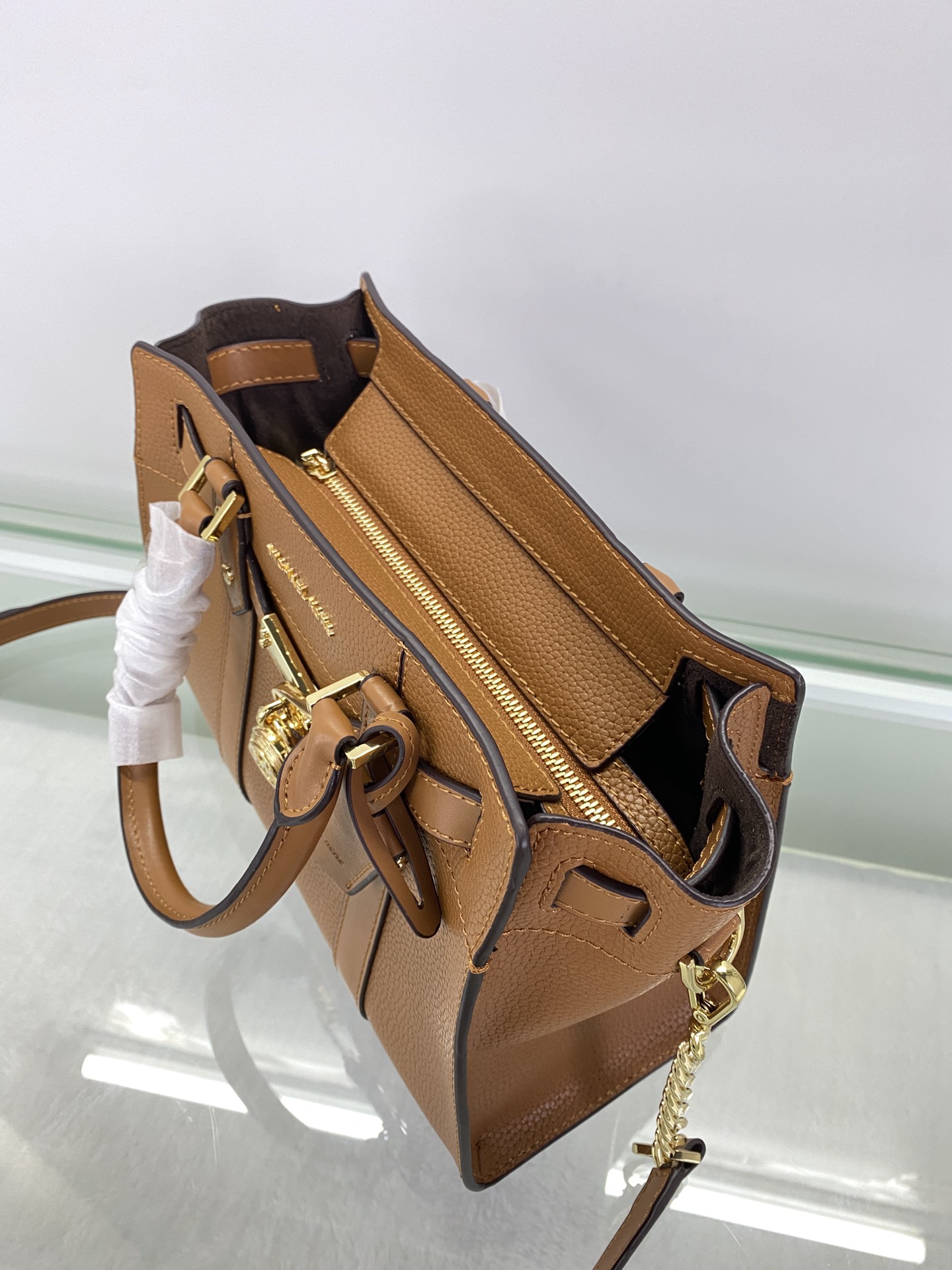 Michael Kors ～Nouveau Hamilton 手提大锁包 采用 老花皮革打造而成 是您打造日常造型的 之选
