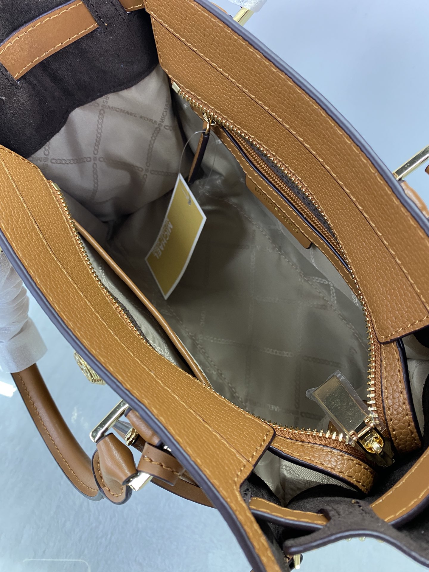 Michael Kors ～Nouveau Hamilton 手提大锁包 采用 老花皮革打造而成 是您打造日常造型的 之选