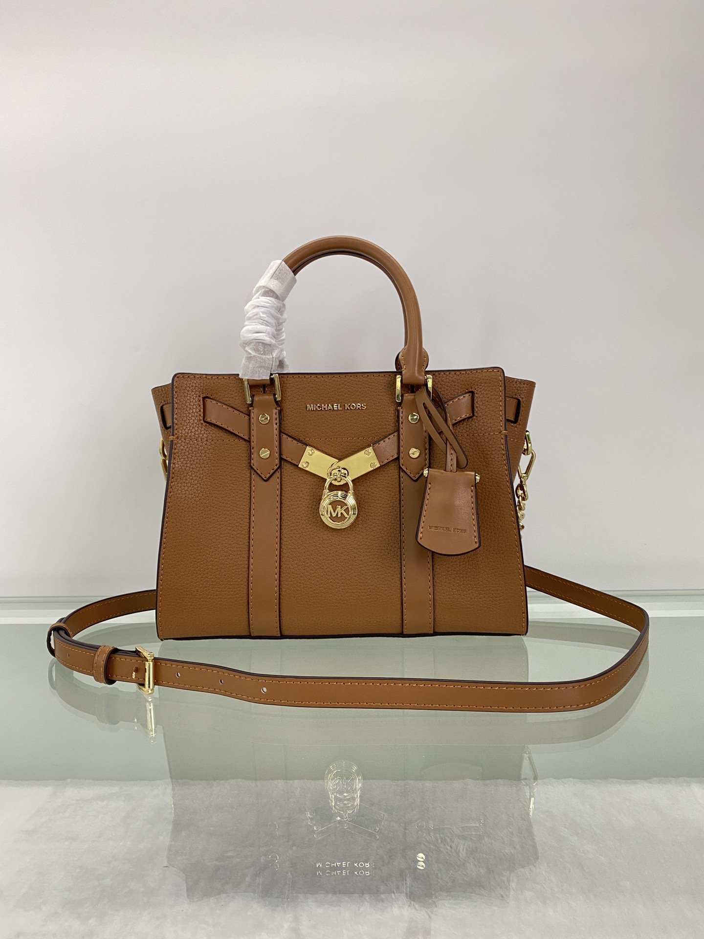 Michael Kors ～Nouveau Hamilton 手提大锁包 采用 老花皮革打造而成 是您打造日常造型的 之选