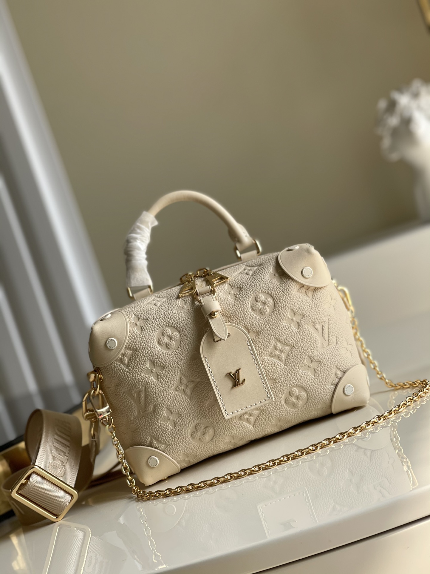 NO:396351,【Exclusive real photo M45394 white】Full leather embossed hardware, Petite Malle Souple handbag is made of Monogram canvas, incorporates rivet leather corners and leather brand, telling the tradition of Louis Vuitton's box making, paired with nautical chains, Louis Vuitton Malletier embroidery and removable wide shoulder straps. Size 20.0 x 14.0 x 7.5 cm F.,LV [original leather],louis vuitton,louis vuitton,louis vuitton,louis vuitton,louis vuitton.19860909【独家实拍M45394白色】全皮压花对版五金 内里Petite Malle Souple 手袋取材 Monogram 帆布,融入铆钉皮革边角和皮革名牌,将路易威登的制箱传承娓娓道来,搭配航海风格链条、Louis Vuitton Malletier 刺绣和可拆卸宽幅肩带.尺寸20.0 x 14.0 x 7.5 厘米 F.,LV【原厂皮】,louis vuitton,louis vuitton,louis vuitton,Bag