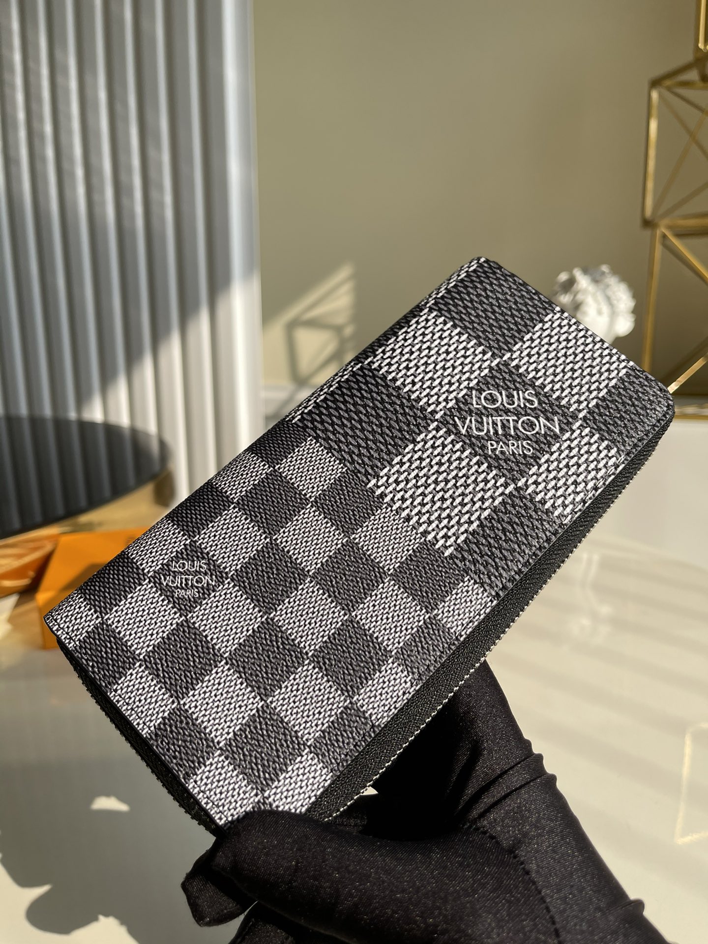 NO:396342,[Exclusive real photo N60442 gray grid] This straight zipper wallet is decorated with a new Damier Infini three-dimensional pattern, injecting a contemporary feel to the brand's large-capacity zipper wallet. The rich texture of cowhide is decorated with classic navy blue and black chess board plaid patterns of large and small, and adopts an extremely solid full zipper design, with 14 card mezzanines, and multiple compartments for placing banknotes, change and paper. 10 x 20 x 2cm a.280, LV [original leather], louis vuitton, cowhide19860909【独家实拍N60442灰大格】 這款直式拉鏈錢包綴有全新Damier Infini立體圖案,為品牌的大容量拉鏈錢包注入當代感.質感豐富的牛皮飾有大大小小的經典海軍藍色及黑色棋盤格紋圖案,並採用極致牢固的全拉鏈設計,內附14個卡片夾層,以及多個可放置紙幣、零錢及紙張的隔層. 10 x 20 x 2cm a.280,LV【原厂皮】,louis vuitton,cowhide,Bag