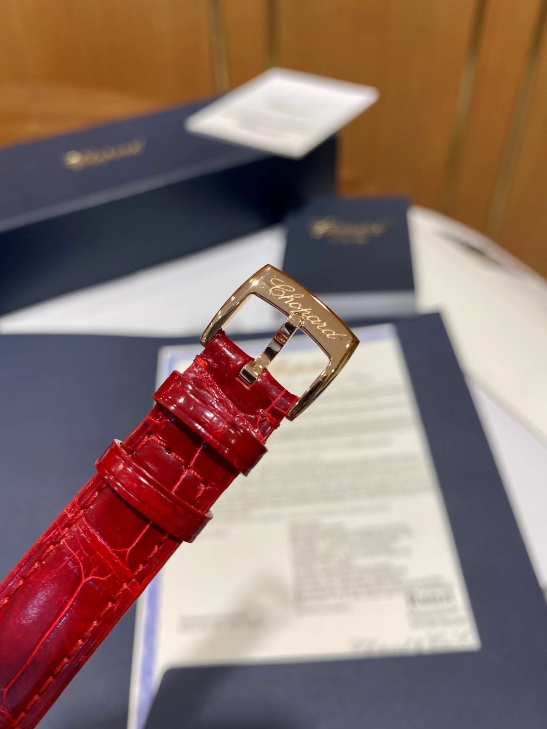 Lacoste 红色热烈如火 引人注目 流露出独特个性 在这富丽堂皇的剧场中 以俏丽绚色大胆肯定