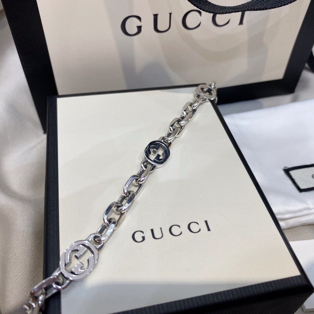 现货（古驰三G手链）Gucci古驰双G互扣式手链情侣手链  代购品质。最新款式来袭，情侣男女都可以配戴哦！