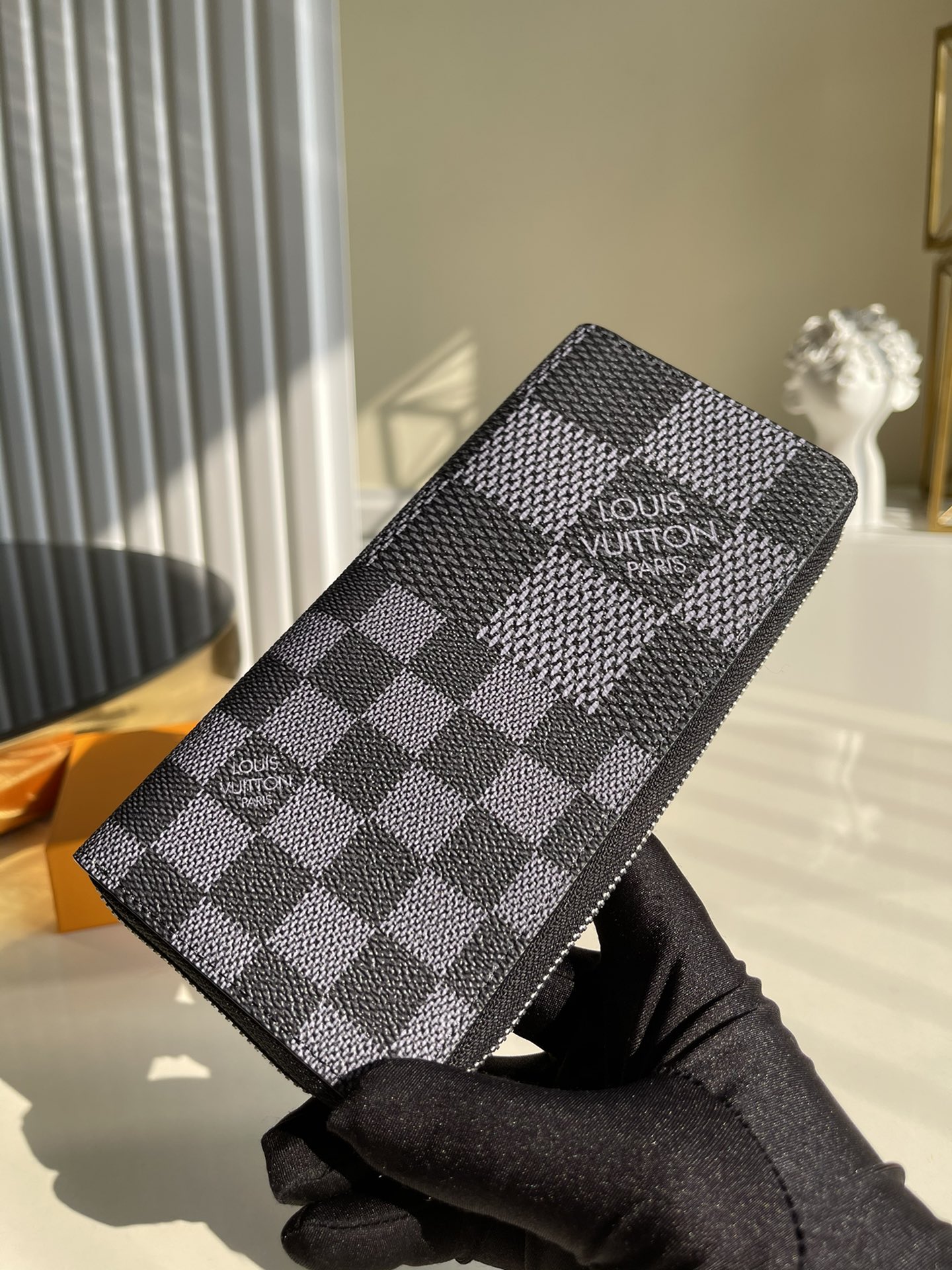 NO:396339,[Exclusive real photo N60442g large grid] This straight zipper wallet is decorated with a new Damier Infini three-dimensional pattern, injecting a contemporary feel to the brand's large-capacity zipper wallet. The rich textured cowhide is decorated with classic navy blue and black chessboard checker pattern of large and small, and adopts an extremely solid full zipper design, with 14 card mezzanines, and multiple compartments for placing banknotes, change and paper. 10 x 20 x 2cm a.280, LV [original leather], louis vuitton, cowhide19860909【独家实拍N60442克大格】 這款直式拉鏈錢包綴有全新Damier Infini立體圖案,為品牌的大容量拉鏈錢包注入當代感.質感豐富的牛皮飾有大大小小的經典海軍藍色及黑色棋盤格紋圖案,並採用極致牢固的全拉鏈設計,內附14個卡片夾層,以及多個可放置紙幣、零錢及紙張的隔層. 10 x 20 x 2cm a.280,LV【原厂皮】,louis vuitton,cowhide,Bag