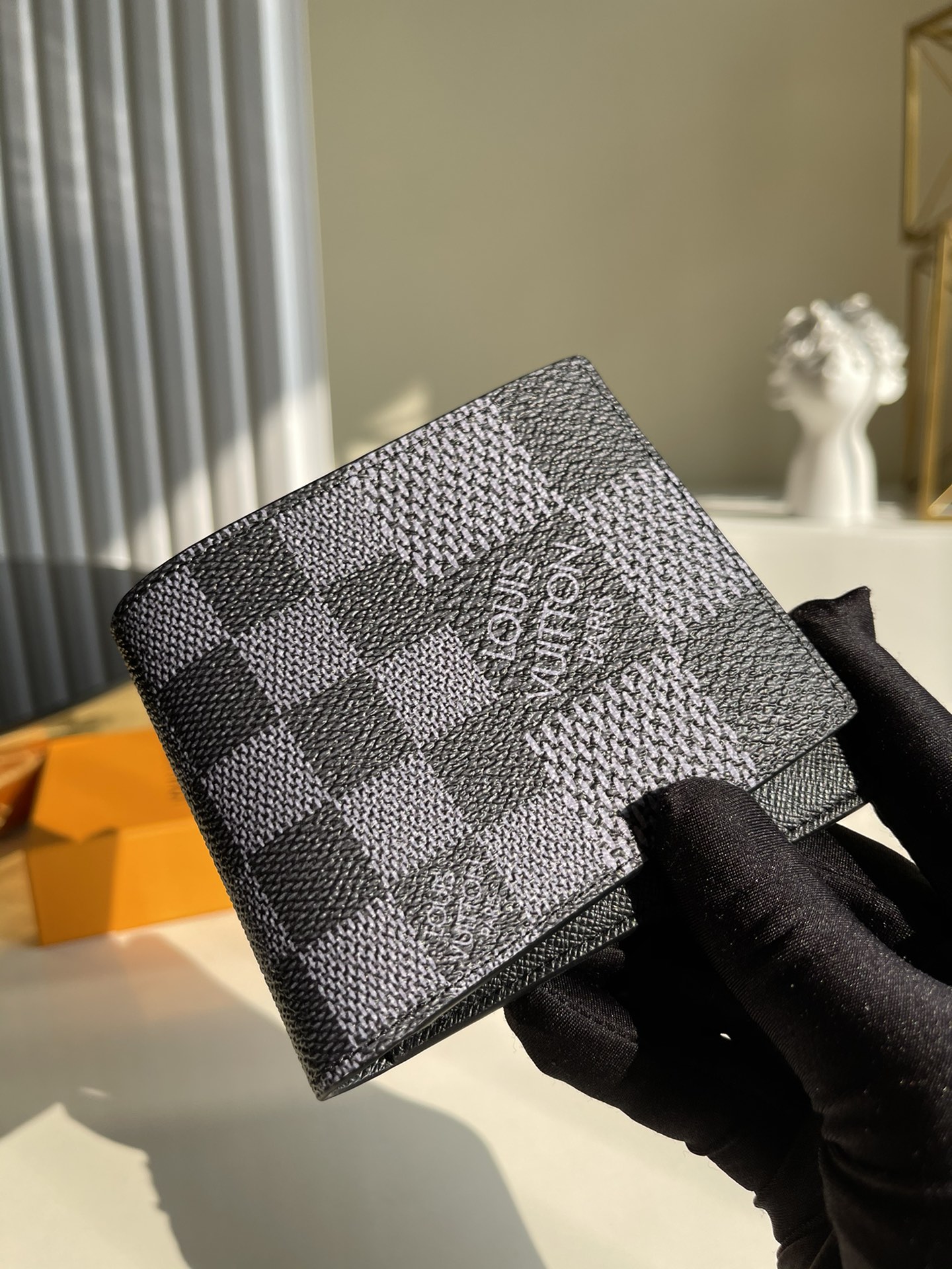 NO:396359,【Exclusive real photo N60434g large grid】 MULTIPLE wallet This new Multiple wallet is designed with different sizes of checks, made of Damier Graphite three-dimensional canvas, and is made of colorful and bright navy blue, reinterpreting the Louis Vuitton logo pattern in a contemporary style. The design is clever, with multiple compartments for cash and banknotes, as well as five credit card mezzanines, which are most suitable for Damier enthusiasts who like small and practical wallets. 11.5 x 9 x 1.5cm a.,LV [original leather],louis vuitton,louis vuitton19860909【独家实拍N60434克大格】 MULTIPLE 錢包 這款全新Multiple錢包設計揉合不同大小的格紋,選用Damier Graphite立體帆布打造,採用繽紛亮麗的海軍藍色,以當代風格重新演繹路易威登標誌圖案.設計巧妙,備有多個可放置現金及紙幣的隔層,以及五個信用卡夾層,最適合喜歡小巧實用錢包的Damier愛好者.11.5 x 9 x 1.5cm a.,LV【原厂皮】,louis vuitton,louis vuitton,Bag