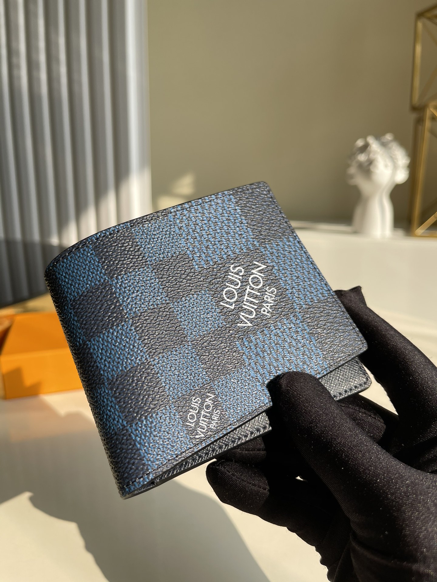 NO:396356,【Exclusive real photo N60434 blue grid】 MULTIPLE wallet This new Multiple wallet is designed with different sizes of checks, made of Damier Graphite three-dimensional canvas, and is made of colorful and bright navy blue, reinterpreting the Louis Vuitton logo pattern in a contemporary style. The design is clever, with multiple compartments for cash and banknotes, as well as five credit card mezzanines, which are most suitable for Damier enthusiasts who like small and practical wallets. 11.5 x 9 x 1.5cm a.,LV [original leather],louis vuitton,louis vuitton19860909【独家实拍N60434蓝大格】 MULTIPLE 錢包 這款全新Multiple錢包設計揉合不同大小的格紋,選用Damier Graphite立體帆布打造,採用繽紛亮麗的海軍藍色,以當代風格重新演繹路易威登標誌圖案.設計巧妙,備有多個可放置現金及紙幣的隔層,以及五個信用卡夾層,最適合喜歡小巧實用錢包的Damier愛好者.11.5 x 9 x 1.5cm a.,LV【原厂皮】,louis vuitton,louis vuitton,Bag