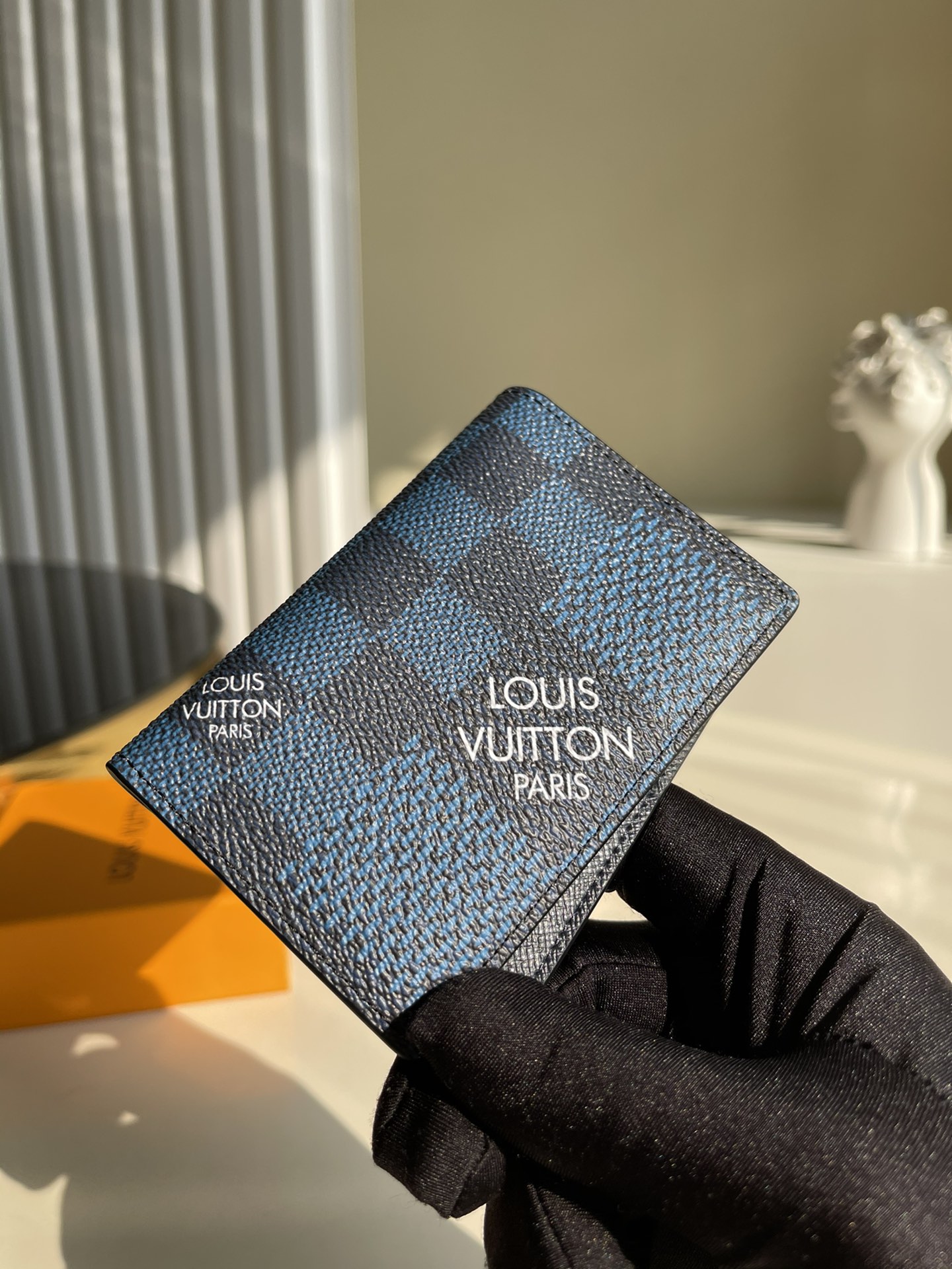 NO:396350,[Exclusive real photo of N60441 blue grid] New style passport clip This pocket wallet is made of Damier Distorted canvas designed by Virgil Abloh, which inspires SKA music into checkerboard pattern, greeting Louis Vuitton classic Damier pattern. Compact design can store credit cards, banknotes and notes. 8 x 11 x 1 cm a.,LV [original leather],louis vuitton,louis vuitton19860909【独家实拍N60441蓝大格】新款来袭护照夹 本款口袋钱夹取材 Virgil Abloh 设计的 Damier Distorted 帆布,将 SKA 音乐灵感化为棋盘格纹,致意路易威登经典 Damier 图案.紧凑设计可收纳信用卡、纸钞和票据. 8 x 11 x 1 cm a.,LV【原厂皮】,louis vuitton,louis vuitton,Bag